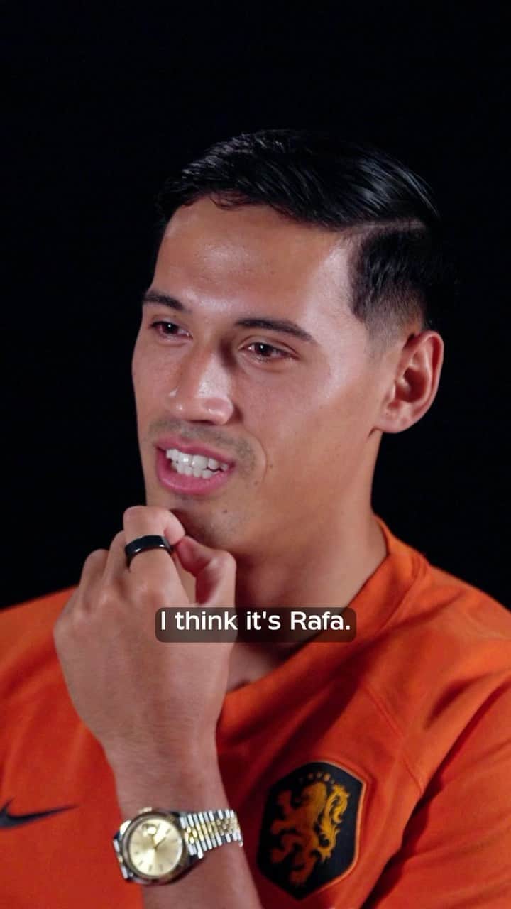サッカー オランダ代表チームのインスタグラム：「One for the @acmilan fans! 😏  𝗙𝗔𝗡 𝗤𝗨𝗘𝗦𝗧𝗜𝗢𝗡𝗦 📬: link in bio!   #NothingLikeOranje」