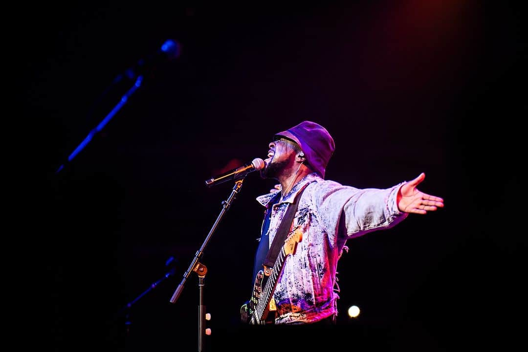 ワイクリフ・ジョンのインスタグラム：「@louisvuitton from head to toe for the Chicago Fugees show , even the guitar @maddisays 🙏🏾」