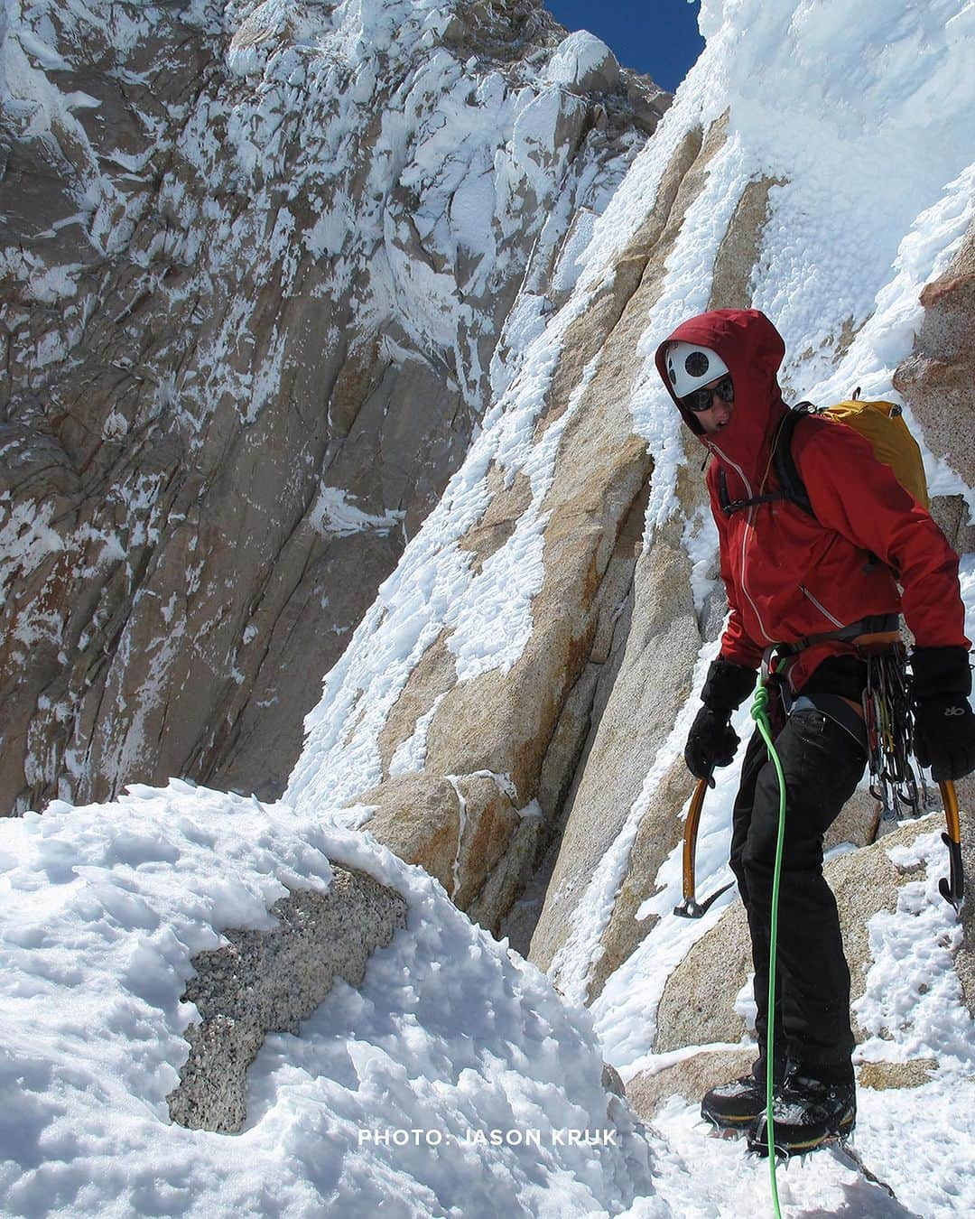 アレックス・オノルドさんのインスタグラム写真 - (アレックス・オノルドInstagram)「In the 2000’s, a new, global generation of alpinists armed with a broad toolkit of skills and advancements in weather forecasting led a climbing golden age in Patagonia. While popular, Maestri’s Compressor Route becomes the target of climbers looking to leave a lasting impression on the sport. Hear the story at the Spotify link in our bio or wherever you find your podcasts.   #climbinggold Photos by: @jason_kruk and Hayden Kennedy, with permission from the Kennedy family.  @climbinggold is created by @ducttapethenbeer in collaboration with @alexhonnold. Made with the generous support of our sponsors, @thenorthface, @live.momentous, @peakdesign, and @drsquatch.」11月4日 3時29分 - alexhonnold