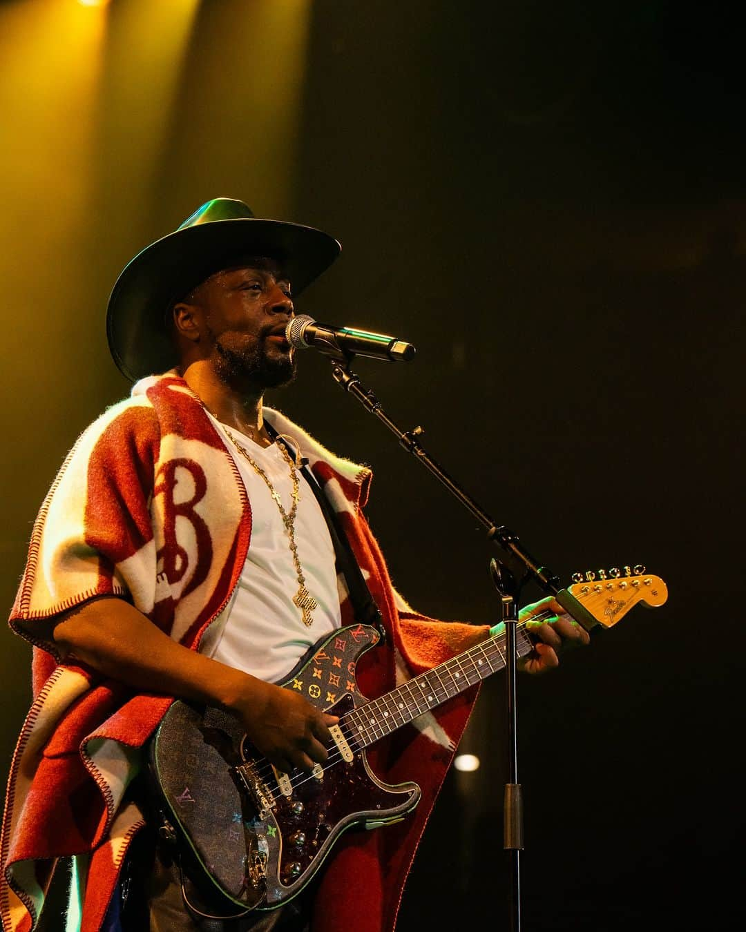 ワイクリフ・ジョンのインスタグラム：「@burberry poncho  @chromeheartsofficial leather pants  @louisvuitton boots  @louisvuitton guitar 🎸  @rockmountrw 🤠   For the Denver Fugees show 😮‍💨」