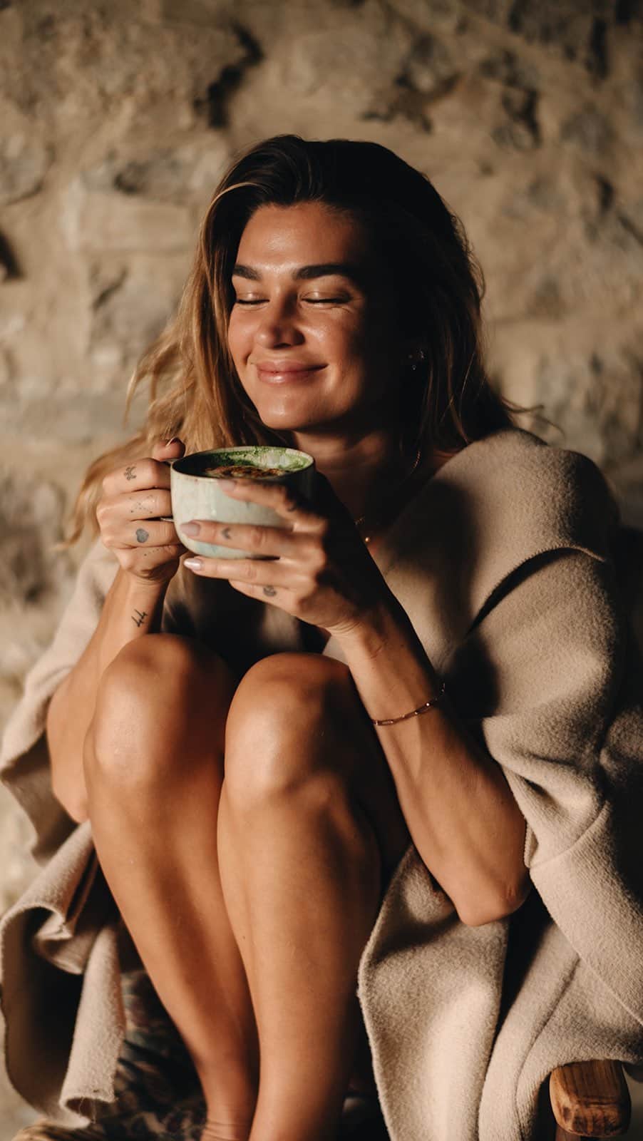シェイナ・テイラーのインスタグラム：「We at Shayna’s Kitchen are incredibly proud to introduce the Elevated Morning Ritual Matcha. This launch represents a significant step towards our commitment to sustainability and well-being. It’s not just a product; it’s an embodiment of our passion for exceptional quality, nature’s wonders, and a conscious, balanced life.   We’ve been listening to your questions about our original Matcha and its organic status, and we’re excited to share some great news. Our original Matcha has always been crafted with organic practices. The complexity arises from the fact that the farms and fields where our Matcha leaves are grown have unique characteristics, making it challenging to obtain official organic certification.   Now, we are delighted to bring you the Certified Organic Elevated Morning Ritual Matcha. This is the same splendid organic Matcha you love, now upgraded with a certified organic touch. 🍵✨ At first glance, it may resemble any other matcha, but rest assured, we’ve gone the extra mile to craft a matcha that’s not only visually stunning but also an embodiment of purity and quality.    As you prepare your first cup, you’ll notice the vibrant, emerald hue that’s become synonymous with the finest matcha. But here’s where the magic happens: the moment you whisk and take that first, frothy sip, you’ll realize that you’re not just drinking matcha; you’re savoring a daily ritual that elevates your spirit. It’s the promise of a mindful, sustainable future for both your well-being and the planet.   Join us in this journey of elevated mornings. From the fields to your cup, experience the matcha that transcends expectations and brings you the ultimate balance of purity and indulgence. This is the Elevated Morning Ritual Matcha, where every day is a celebration of natural beauty and vibrant well-being.」
