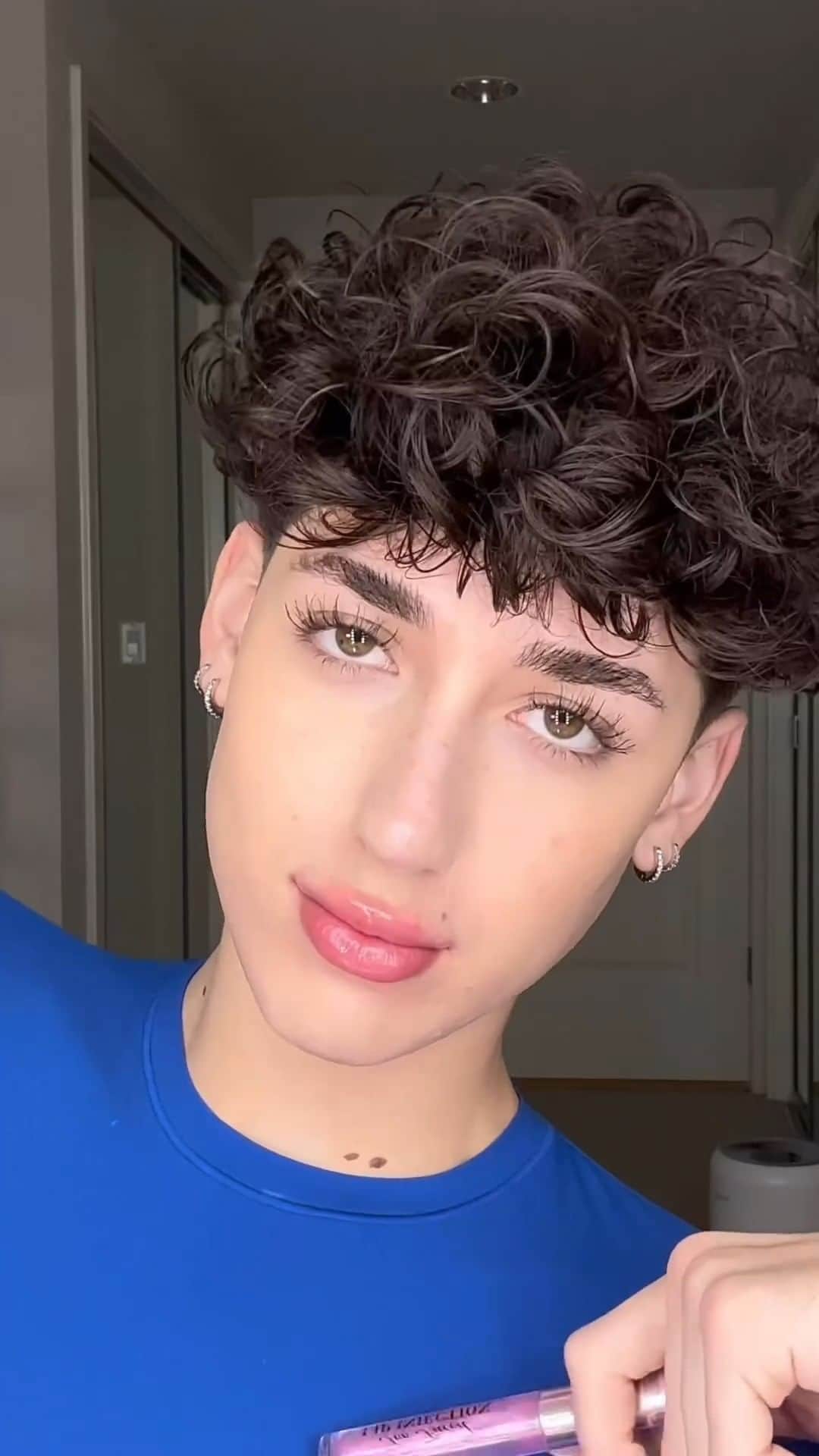 Too Facedのインスタグラム：「we love a GRWM video ✨😍 @dausmendoza shares his must have products that are included in the @sephora Savings Event! Run, don't walk - this sale is ending soon! 💖 #toofaced #regram #tfcrueltyfree #tfbornthisway」