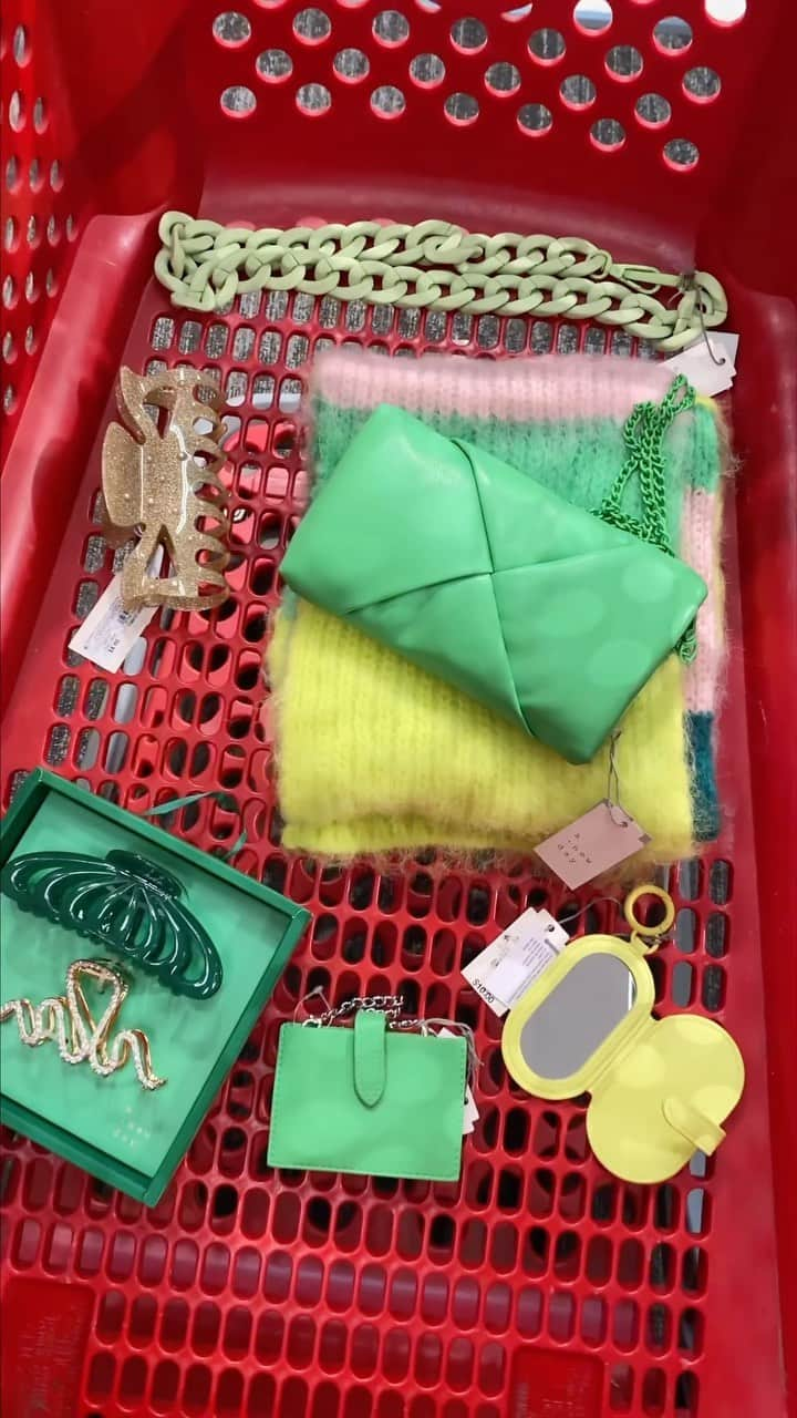 Target Styleのインスタグラム：「Build your dream bag, starting at $10✨ Add clip-on wallets, cute minis, mirrors, and lip stick cases! Shop these gifts online and instore. #OnlyatTarget  @alexamarieroberts」