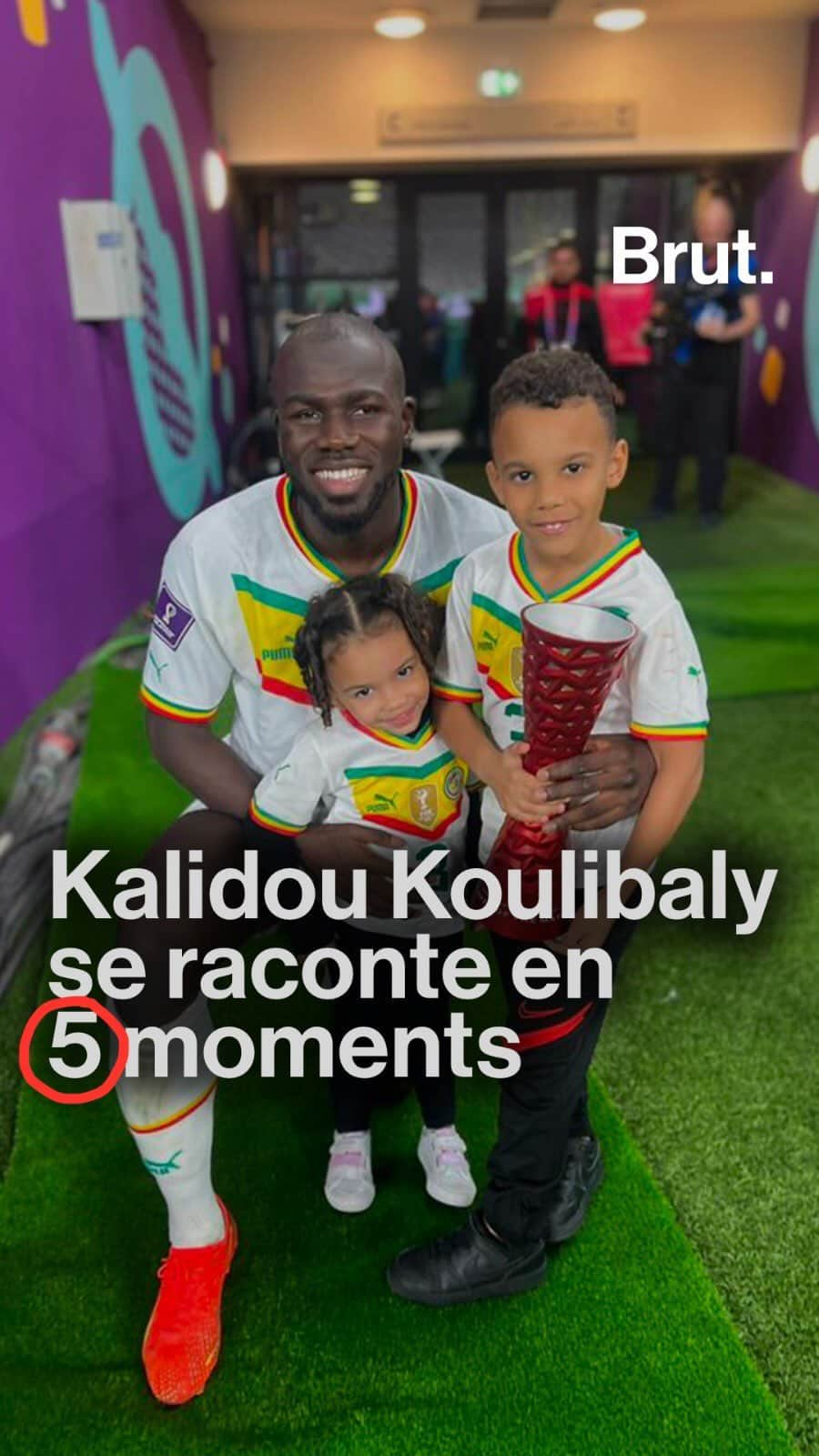 カリドゥ・クリバリのインスタグラム：「🇸🇳 "Après la victoire à la CAN, le retour au Sénégal, à Dakar, c’était incroyable, magique."  De la naissance de ses enfants au sacre de la CAN 2022, le capitaine des Lions Kalidou Koulibaly, nous raconte 5 moments qui ont marqué sa vie.」