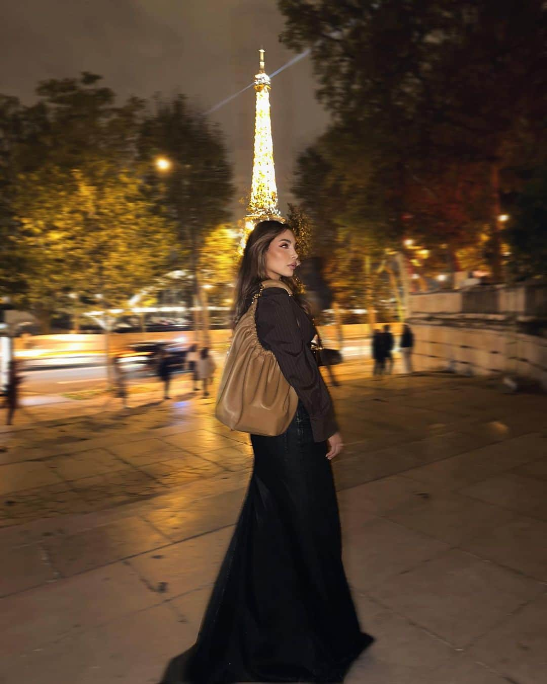 sananasのインスタグラム：「Long skirt passion 🖤@anndemeulemeester_official (c’était juste avant qu’il ne fasse 10 degrés 👀😅)」