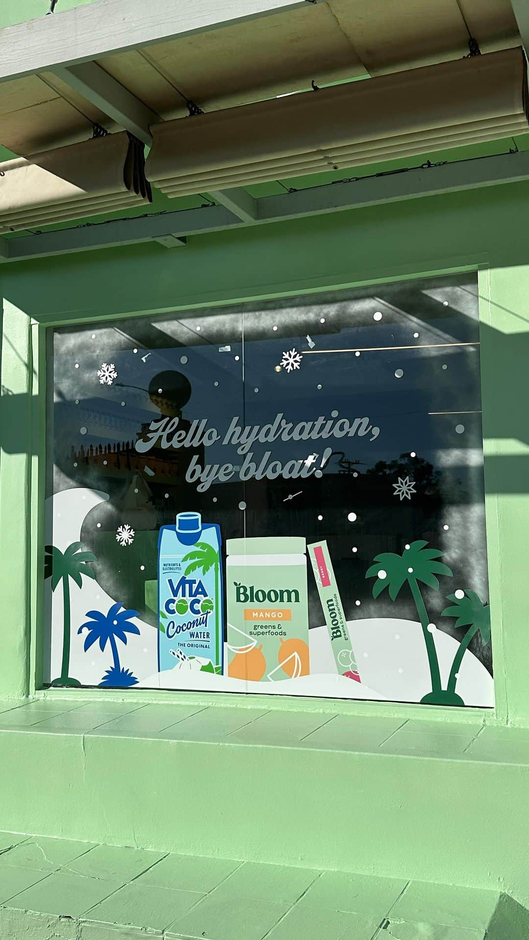 Vita Coco Coconut Waterのインスタグラム：「We can’t wait to see you this weekend at the Bloom x Vita Coco Wellness Wonderland ☃️💚 Shop Greens & Vita Coco IRL, enjoy games, free goodies, holiday mocktails, cute photo opps & more! Visit us Saturday and Sunday from 10am-6pm at 📍8425 Melrose Ave West Hollywood, CA 90069 ❄️」