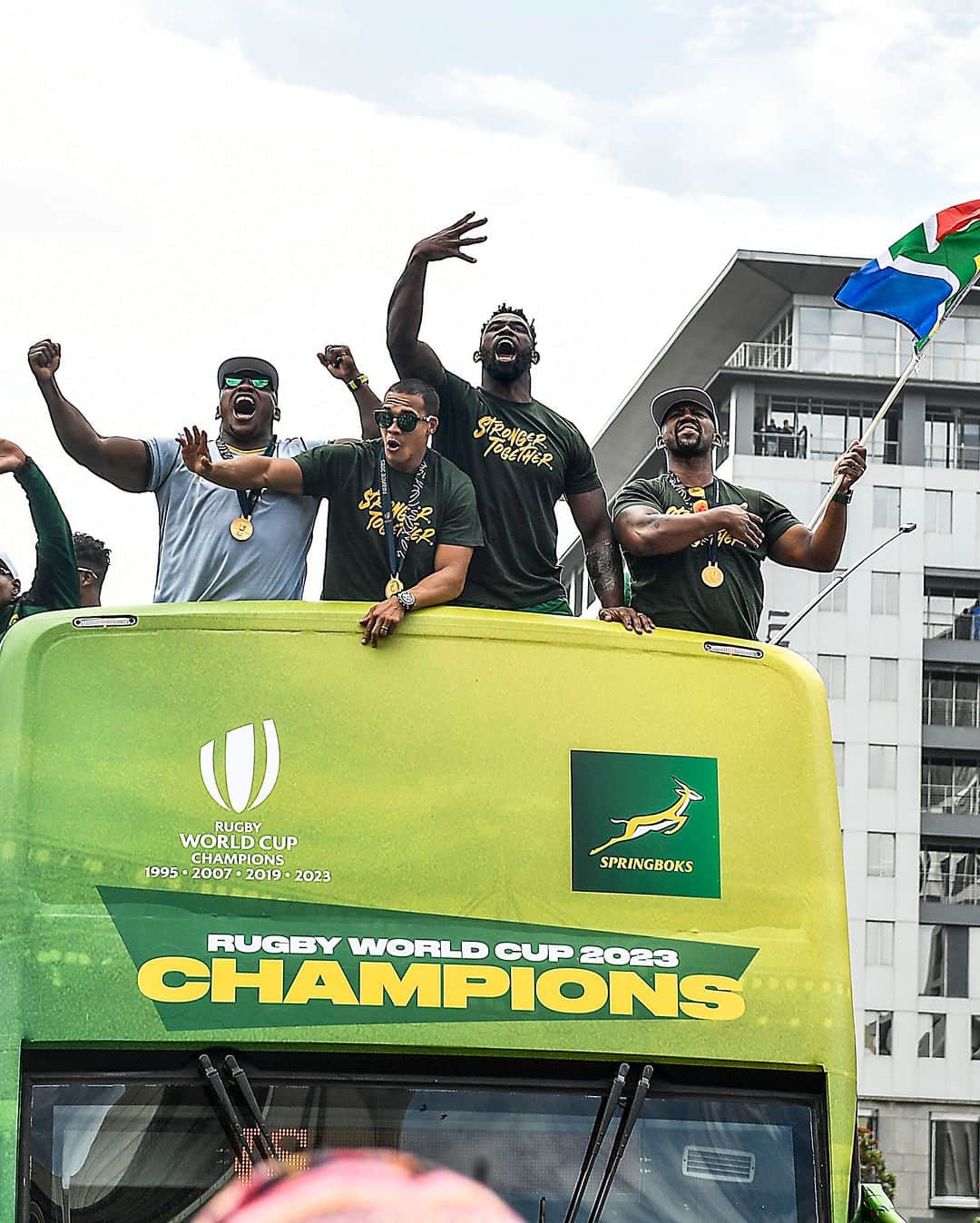 ラグビー南アフリカ代表さんのインスタグラム写真 - (ラグビー南アフリカ代表Instagram)「Cape Town didn't disappoint today - thank you to the Mother City for turning out in droves to celebrate with the #Springboks 🙏 #StrongerTogether  📸 Gallo Images」11月4日 3時46分 - bokrugby