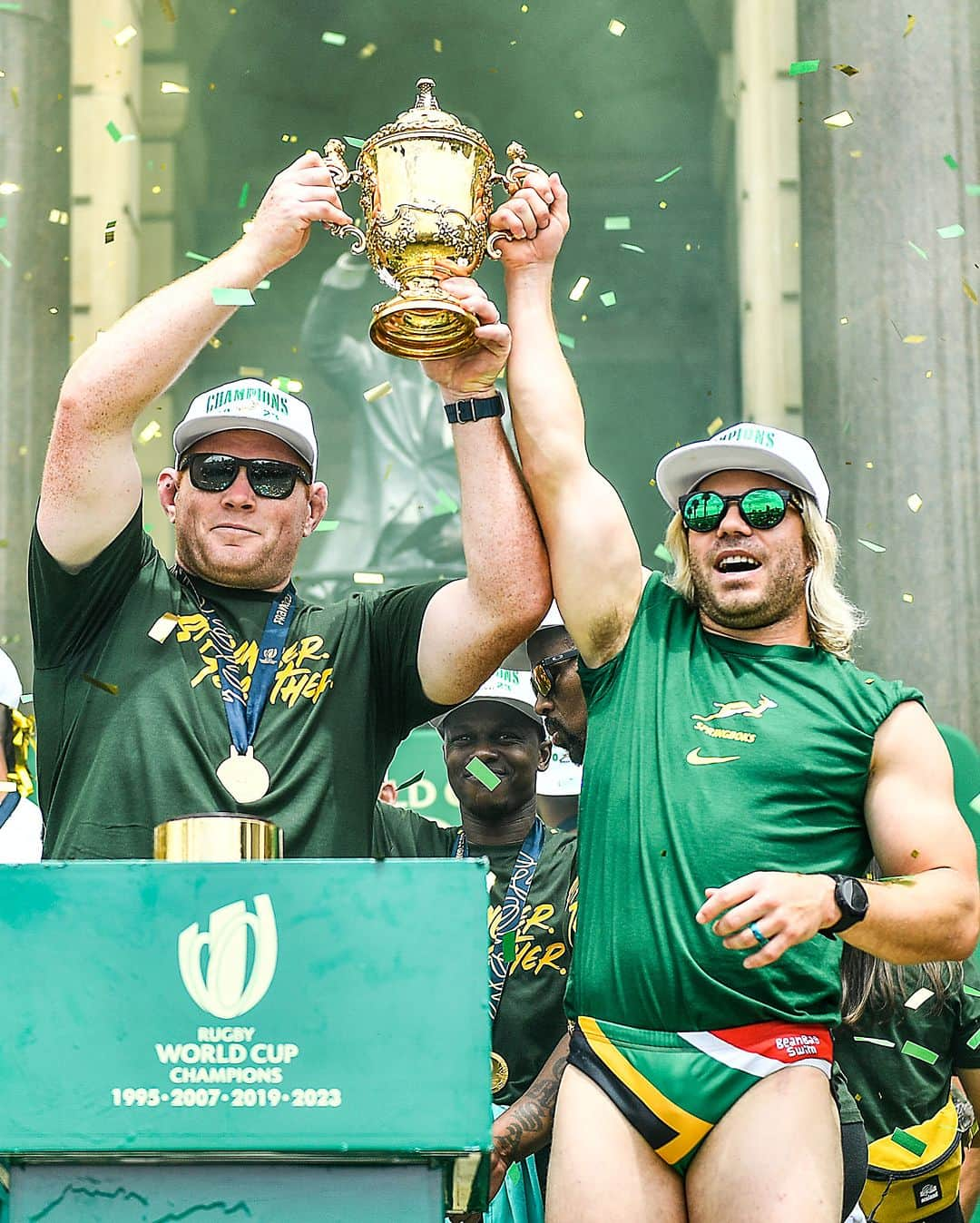 ラグビー南アフリカ代表のインスタグラム：「Cape Town didn't disappoint today - thank you to the Mother City for turning out in droves to celebrate with the #Springboks 🙏 #StrongerTogether  📸 Gallo Images」