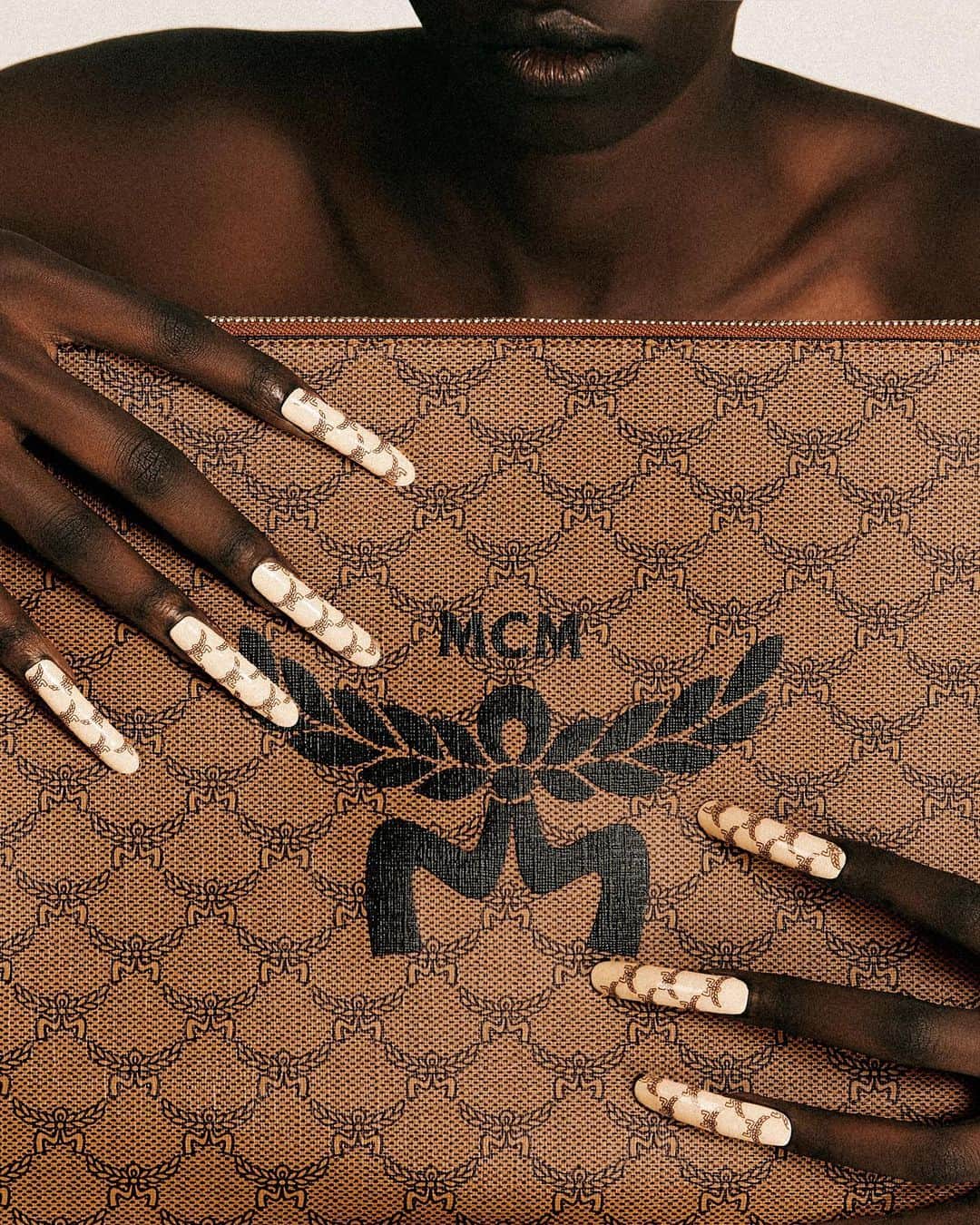 エムツェーエムのインスタグラム：「The Lauretos deconstructs the brand’s classic Visetos pattern to its Laurel icon, where heritage hallmarks are transformed into fresh codes for the next generation - launching now.   #MCMLauretos」
