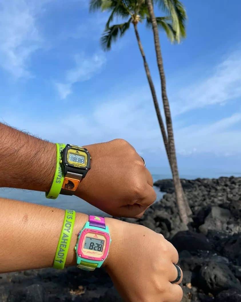のインスタグラム：「🏝️ On island time fun with @freestylewatches 🌊  🦈: #sharkwatch Turq/Blk/Mustard & Sour Apple  📷: @zleader _ #myfreestylewatch #beachvibe #beachjewelry #beachlifestyle #watchpics #watchgram #surfwatch #watchlove #accessoriesoftheday #styleinspo #islandtime」