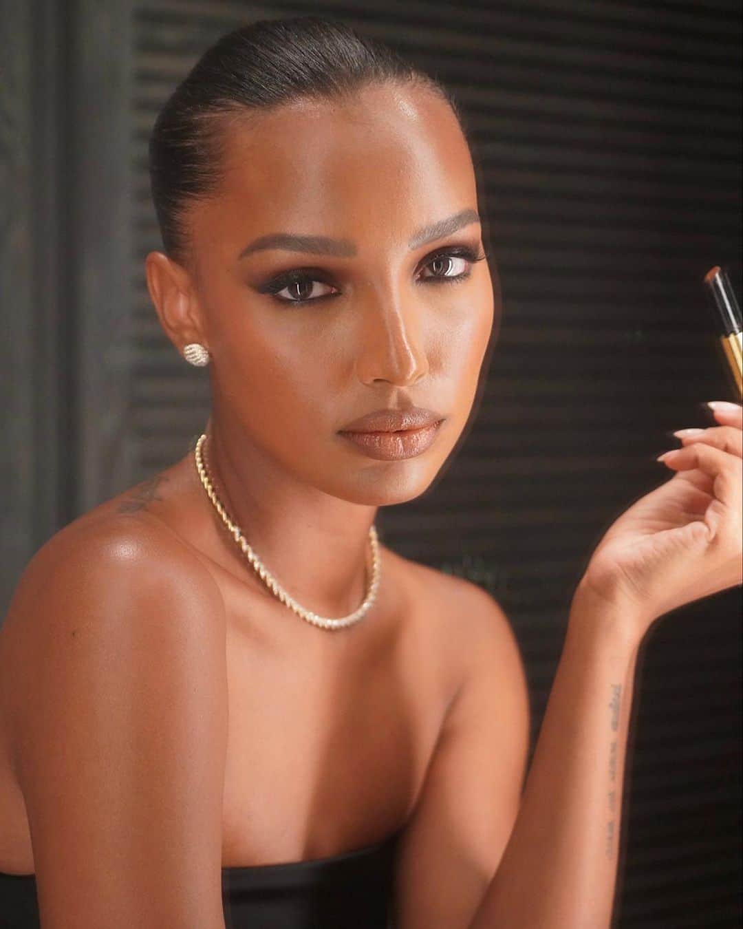 WHO WHAT WEARさんのインスタグラム写真 - (WHO WHAT WEARInstagram)「Here's one beauty trend resurgence we never saw coming—Victoria's Secret makeup. Yep, we're talking about the makeup looks that early to mid-2000s supermodels such as @gisele, @adrianalima, and @alessandraambrosio made iconic. Defined by shimmering eyes, a sun-kissed radiance, glossy lips, and fluttering lashes, this aesthetic is being referenced and updated for 2023. From cream highlighter to precise product placement, see how to achieve a modernized Victoria's Secret–inspired makeup look at the link in bio. photos: getty images, @jastookes @jourdandunn @haileybieber」11月4日 3時52分 - whowhatwear