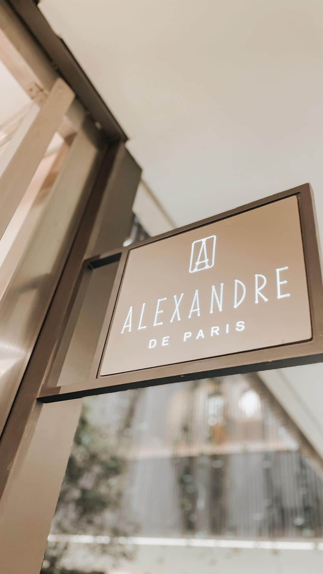 アレクサンドル ドゥ パリのインスタグラム：「Já conhecem nossa loja no @shopsjardins ? Aproveitem o final de semana para nos fazer uma visita e ver as novidades! 🥰 #handmadeinfrance🇫🇷」