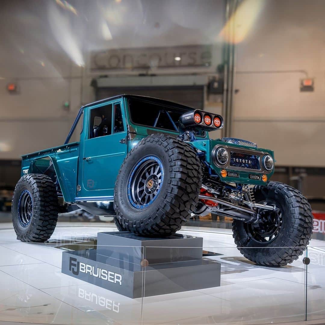 HYPEBEASTさんのインスタグラム写真 - (HYPEBEASTInstagram)「@hypedrive: @toyotausa has transformed the Land Cruiser into a baja beast at this year's SEMA Auto Show.⁠ ⁠ Dubbed "FJ Bruiser," the off-roader is equipped with a modified TRD, 358 cubic inch V8 NASCAR Cup Car engine that boasts an impressive 725 HP. The power channel is coupled with a race-built 3-speed automatic Rancho Drivetrain Engineering transmission that sends an intimidating rumble through a MagnaFlow exhaust.⁠ ⁠ Retaining its old-school charisma, the FJ Bruiser comes with solid axles, paired with Currie differentials and an Advanced Adapter Atlas transfer case. This drivetrain setup enables the Bruiser to crawl at a slow pace or charge forward at speeds of up to 165 mph. Check out the "FJ Bruiser" above.⁠ Photo: Toyota⁠」11月4日 3時55分 - hypebeast