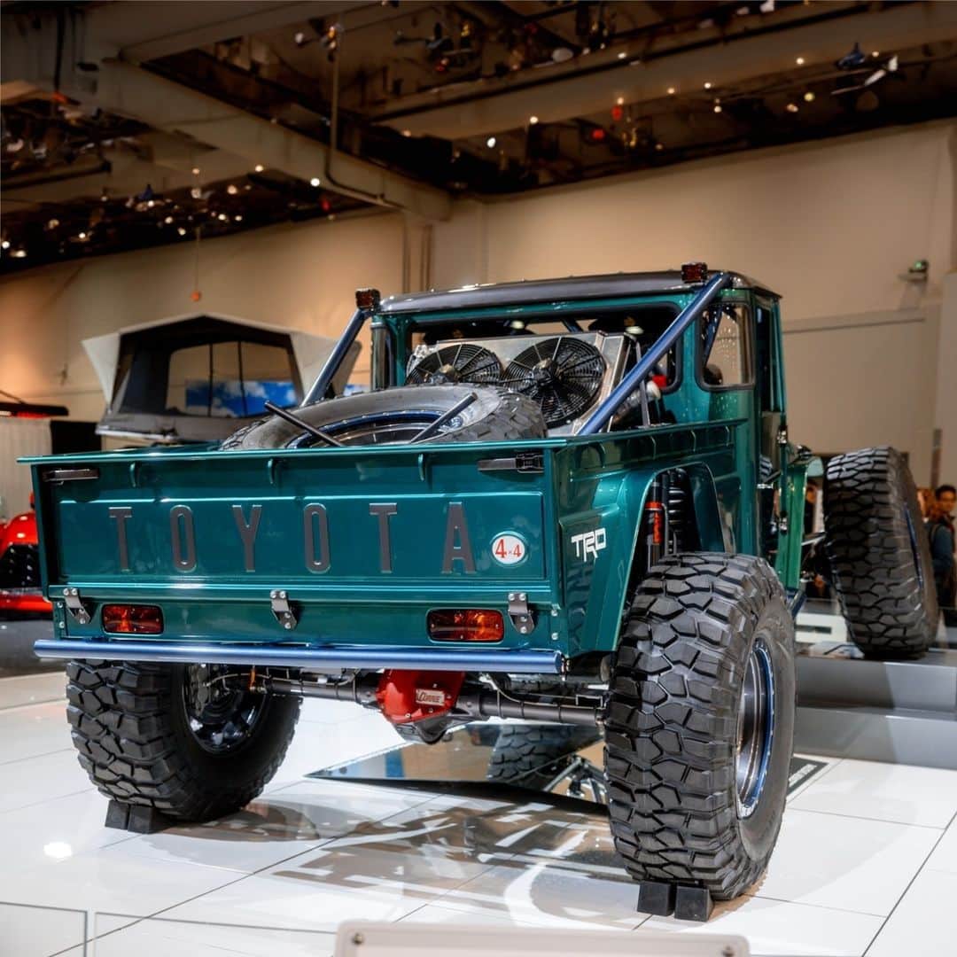 HYPEBEASTさんのインスタグラム写真 - (HYPEBEASTInstagram)「@hypedrive: @toyotausa has transformed the Land Cruiser into a baja beast at this year's SEMA Auto Show.⁠ ⁠ Dubbed "FJ Bruiser," the off-roader is equipped with a modified TRD, 358 cubic inch V8 NASCAR Cup Car engine that boasts an impressive 725 HP. The power channel is coupled with a race-built 3-speed automatic Rancho Drivetrain Engineering transmission that sends an intimidating rumble through a MagnaFlow exhaust.⁠ ⁠ Retaining its old-school charisma, the FJ Bruiser comes with solid axles, paired with Currie differentials and an Advanced Adapter Atlas transfer case. This drivetrain setup enables the Bruiser to crawl at a slow pace or charge forward at speeds of up to 165 mph. Check out the "FJ Bruiser" above.⁠ Photo: Toyota⁠」11月4日 3時55分 - hypebeast