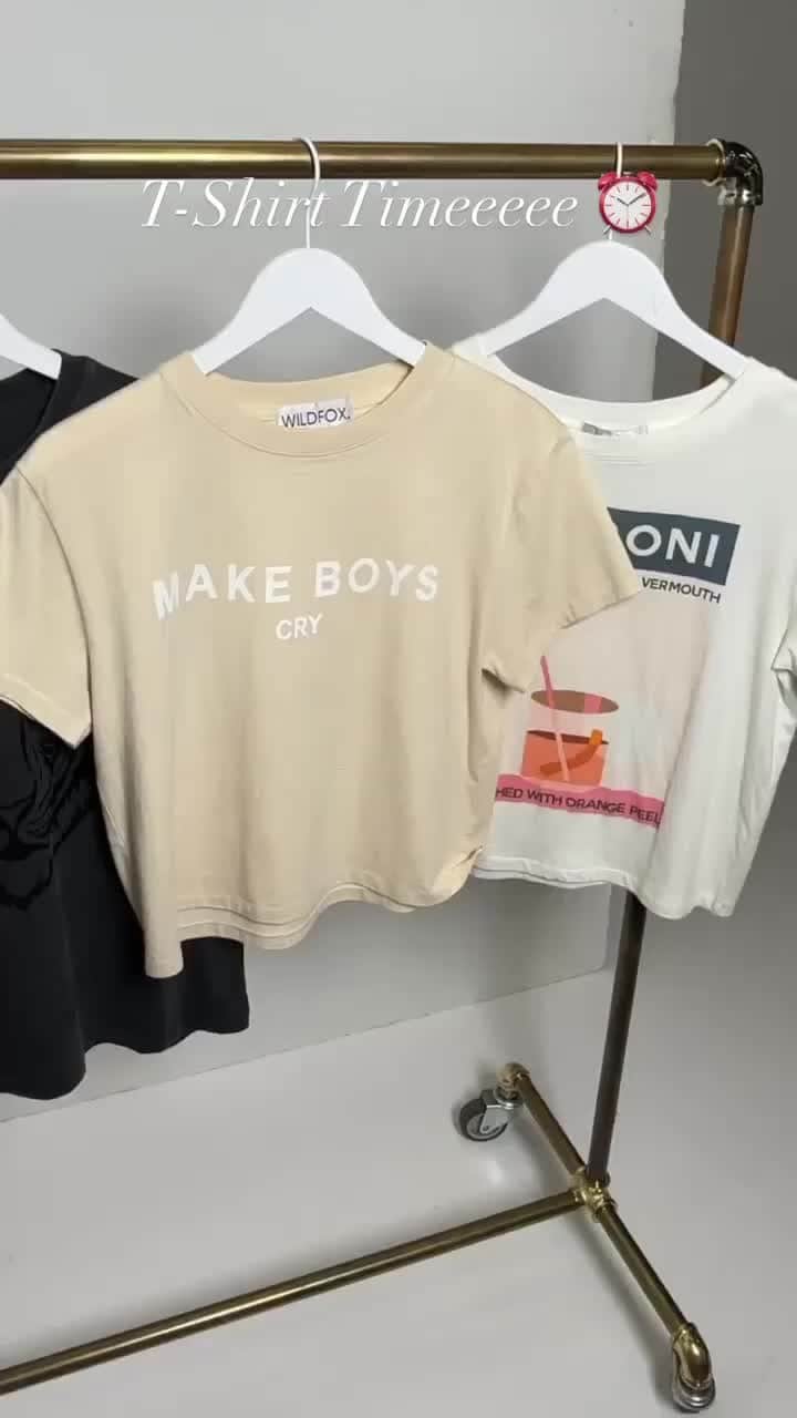 ワイルドフォックスクチュールのインスタグラム：「Did someone say T-shirt timeeee? 😏⏰⁠ ⁠ #wildfoxcouture⁠」