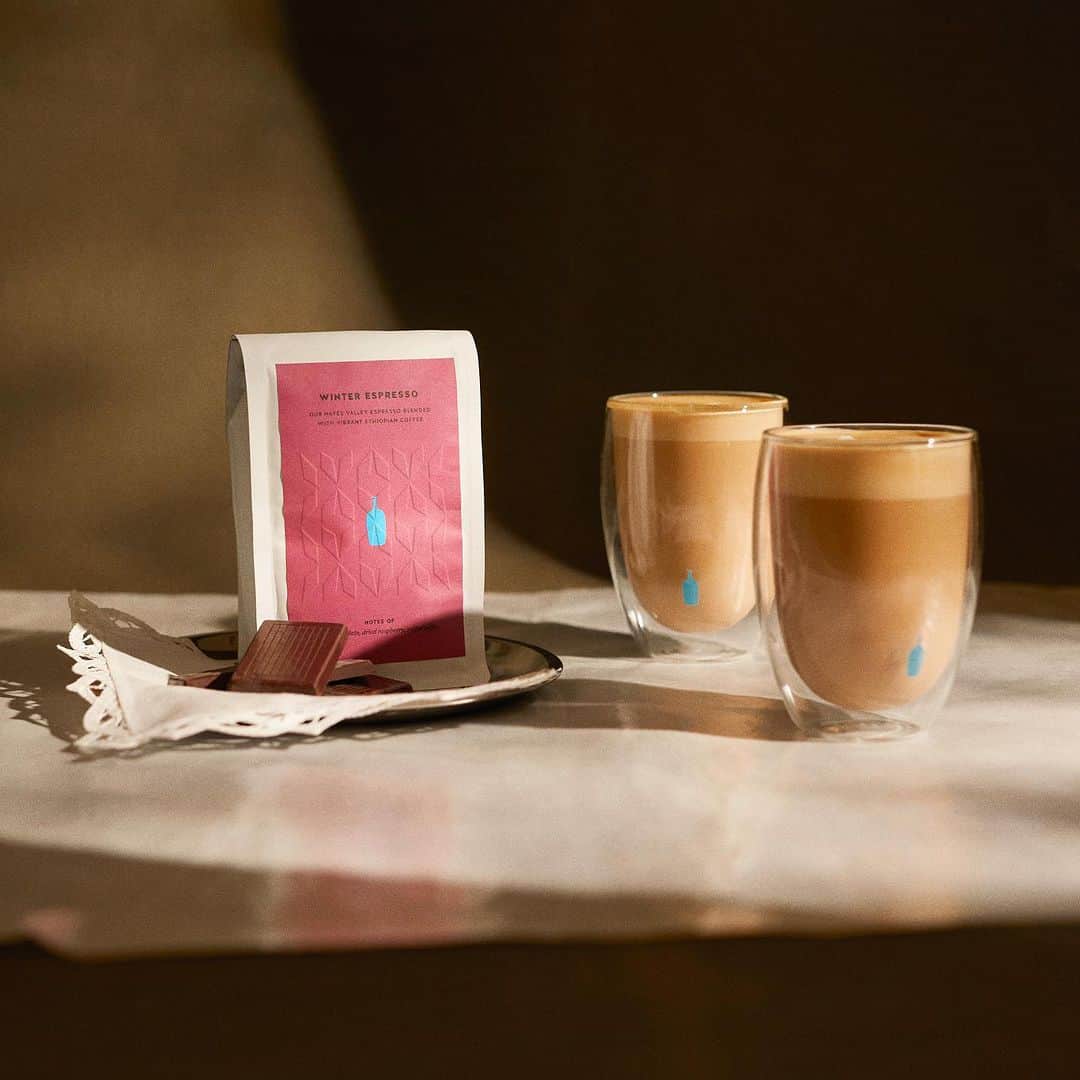Blue Bottle Coffeeさんのインスタグラム写真 - (Blue Bottle CoffeeInstagram)「Our Holiday Collection has items that speak to all of your senses to create a lasting feeling of warmth. Our limited-edition coffees, aesthetic drinkware, and exclusive candle come together to pair perfectly with the cold days spent inside with loved ones.  We’ve even paired our coffees with special keepsakes in gift sets to make finding your perfect pairing easy.」11月4日 3時56分 - bluebottle