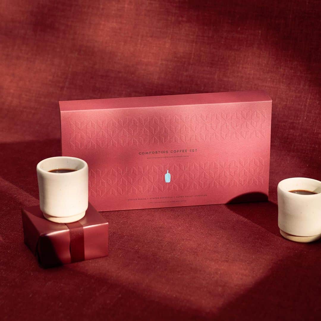 Blue Bottle Coffeeのインスタグラム：「Our Holiday Collection has items that speak to all of your senses to create a lasting feeling of warmth. Our limited-edition coffees, aesthetic drinkware, and exclusive candle come together to pair perfectly with the cold days spent inside with loved ones.  We’ve even paired our coffees with special keepsakes in gift sets to make finding your perfect pairing easy.」