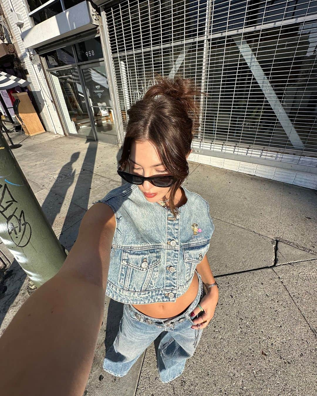 ミスシックスティのインスタグラム：「Dressed to impress! Catch the stunning @tori.nucci embracing the denim allure with our latest collection. 💫   #MissSixty #FW23」