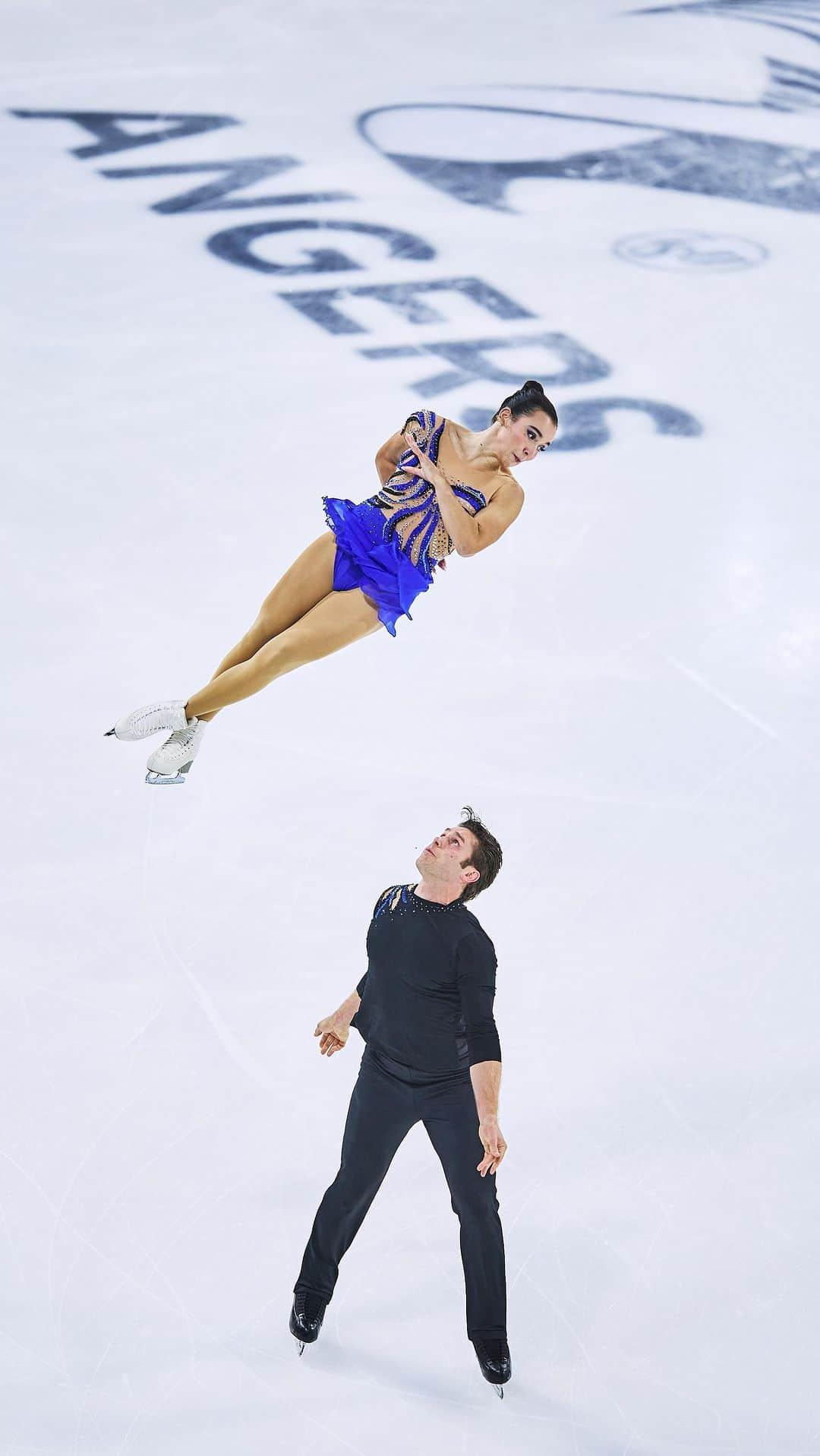 Skate Canadaのインスタグラム：「Another SB for @_lia.pereira & @trenntmichaud 🔥⛸   Lia Pereira & Trennt Michaud stepped up their game to take the lead after the Pairs Short Program! 🙌   #FigureSkating #GPFigure」