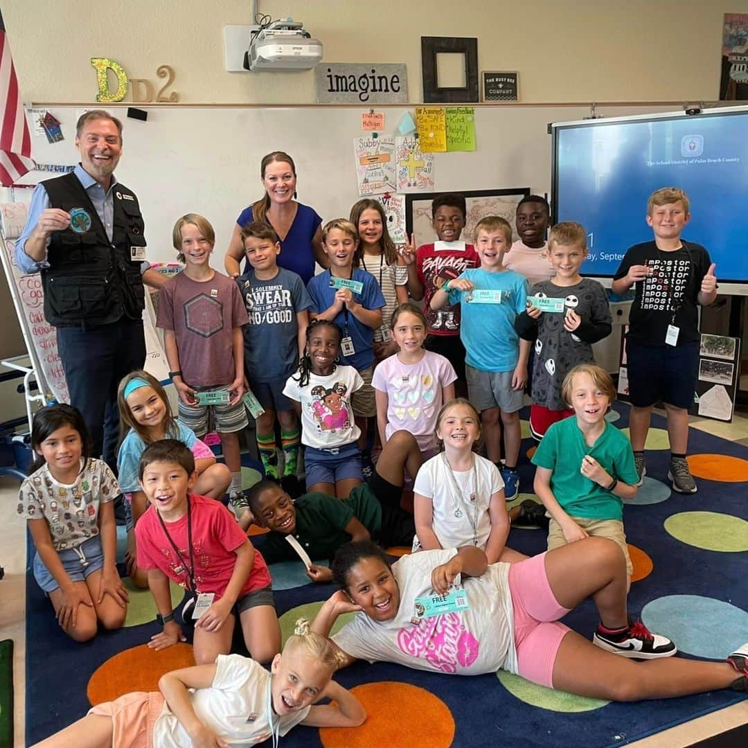 ネーブ・キャンベルのインスタグラム：「Who needs some feel-good news on a Friday? These third graders worked together to help raise $300 for the @SFLRedCross to help people affected by disasters. 🥹  While learning about banyan trees in school, they were heartbroken to hear about the oldest one being destroyed in the Maui wildfires. So, they launched a ReThink Pledge at school and had students sign their names on reused plastic bottle caps to raise awareness of their daily use. They also made and sold buttons, wooden ornaments and stickers to raise the funds to support our mission.  As a thank you, they received Red Cross pins and coupons to enjoy a free doughnut.   We’re so grateful for their big hearts! 🫶🏽  #RedCross #FeelGoodFriday #Philanthrophy」