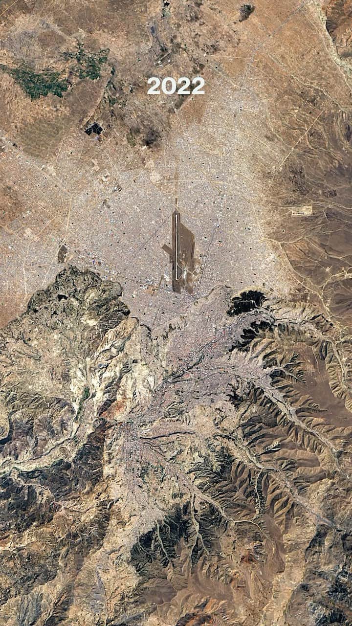 Daily Overviewのインスタグラム：「The El Alto-La Paz metropolitan area, in western Bolivia, has grown dramatically in recent decades. Much of its population boom is owed to El Alto, which has grown tenfold since the mid-1970s, from about 100,000 residents to nearly 1 million today. El Alto is located adjacent to and above La Paz, in the Altiplano highlands — it is the highest  major city in the world at an average elevation of 4,000 meters (13,123 ft).  Created by @dailyoverview Source imagery: Google Timelapse」