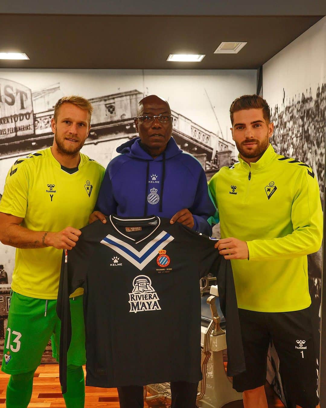 RCDエスパニョールのインスタグラム：「🤝 Entregamos nuestra camiseta escapulada a la @sdeibar」