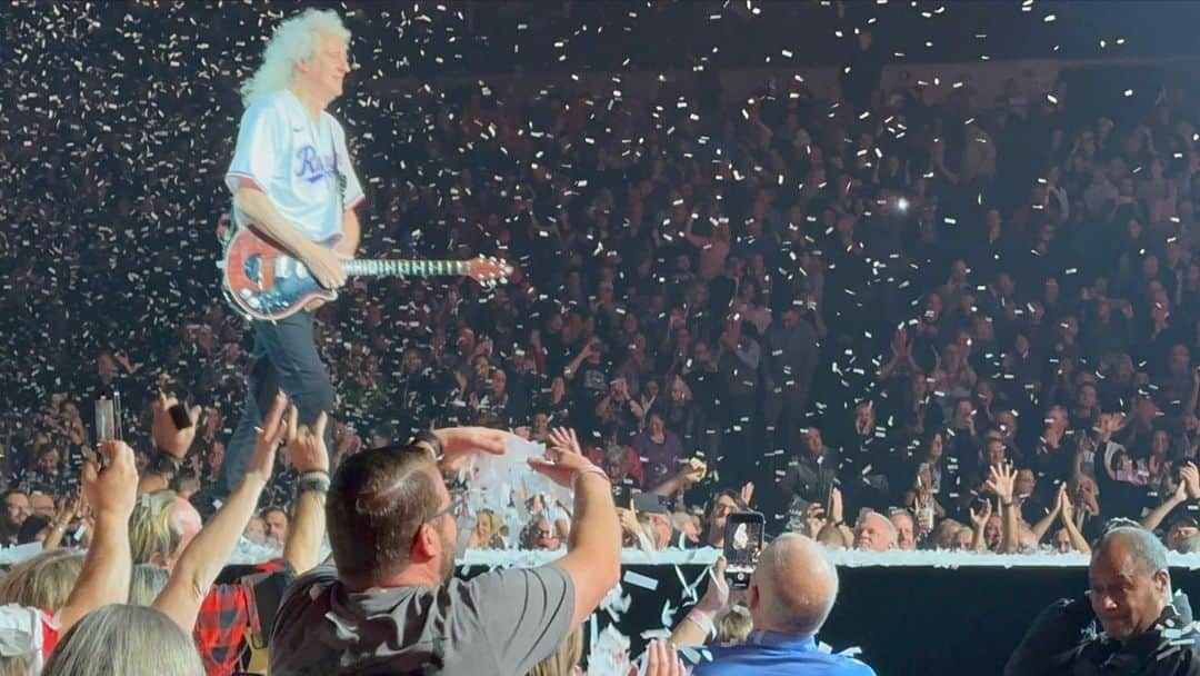 ブライアン・メイのインスタグラム：「And this was last night - did we celebrate or WHAT ?!!! Ready to rock Dallas again tonight !!! Bri」