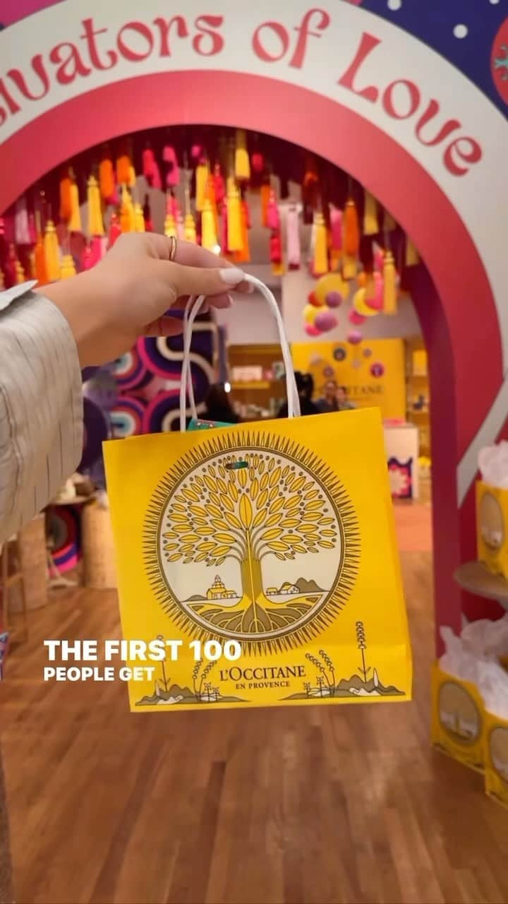 ロクシタンのインスタグラム：「Calling all NYC friends! It’s gifting season 🛍️ ✨ and here at @loccitane our 70s themed retro Holiday Playhouse Pop-Up OPEN now until November 6-9 from 10am-6pm. Enjoy holiday offerings, activities, treats, photo-ops, giveaways and more! Visit us at 89 Crosby St.」