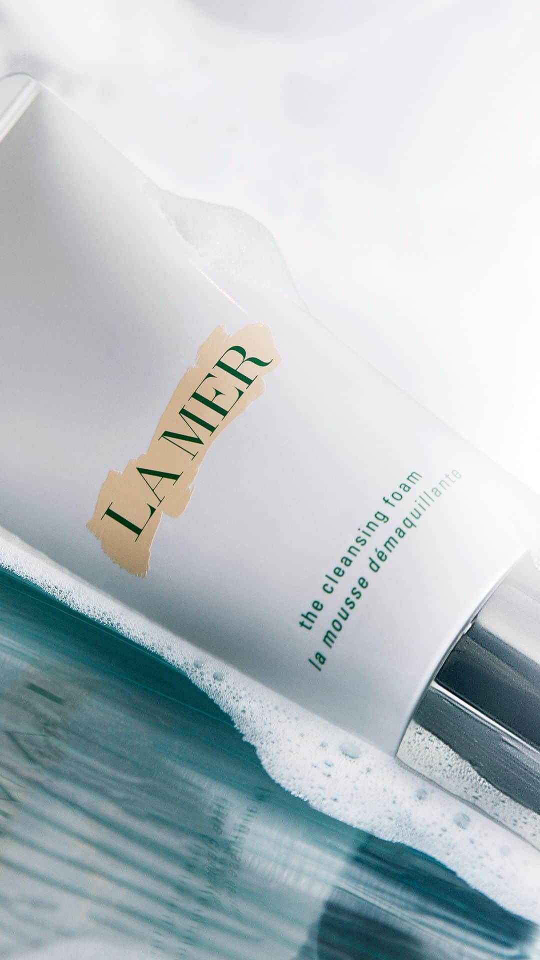 ドゥラメールのインスタグラム：「A facial only La Mer could deliver.  From soothing sea-inspired sounds to techniques that echo the calming power of the ocean, our Signature Facial immerses your senses completely. This intensely rejuvenating experience brings together mind, body, and spirit so you can emerge renewed and restored.  #LaMer #LaMerSkincare #SpaDeLaMer」