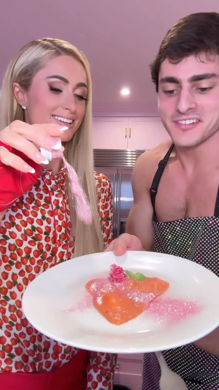 パリス・ヒルトンのインスタグラム：「We’re making pasta, betch! My new cookware line with @Walmart is the perfect collection to make your fav recipes, available now! 💕 🍝 #BeAnIcon」