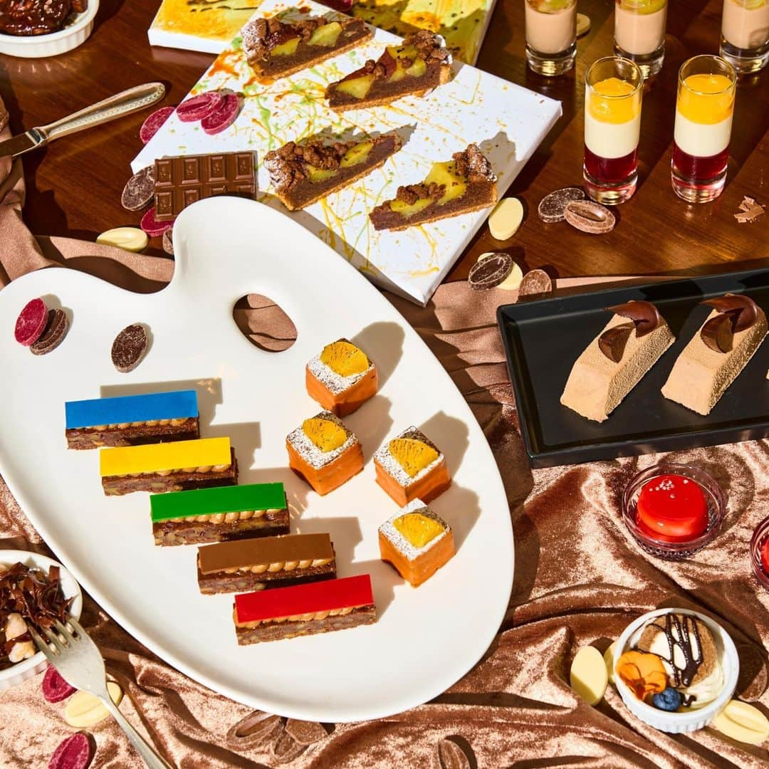 The St. Regis Osakaさんのインスタグラム写真 - (The St. Regis OsakaInstagram)「フレンチレストラン「ル ドール」の「チョコレートアトリエ アフタヌーンブッフェ」が11月6日（月）よりクリスマス仕様に様変わりし、12月25日（月）まで延長開催します。 ファッションデザイナーや画家のアトリエをイメージしたカラフルなスイーツや、ジュエリーのように光り輝くチョコレートアイテムが美しく並びます。色鮮やかな装いのスイーツや、カカオの魅力に出会えるセイヴォリーとともに、チョコレートを味わい尽くす至福のひと時を。  Rue d’Or is pleased to announce it will hold the Christmas edition of its “Chocolate Atelier Afternoon Buffet” from November 6 to December 25, 2023. Featuring colorful confections inspired by fashion designers and artists and chocolate delicacies that sparkle like jewelry, the Afternoon Buffet sees vibrant plates of sweets line up alongside savory dishes infused with rich cacao flavors. Come and be enchanted by a magical world of chocolate.  #stregisosaka #sweetsbuffet #ruedor #セントレジスホテル大阪 #セントレジス大阪 #アフタヌーンブッフェ #デザートブッフェ #ホテルスイーツ #ルドール #チョコレートブッフェ #チョコレート #ホテルブッフェ #チョコレートスイーツ #チョコレートアトリエアフタヌーンブッフェ」11月4日 17時00分 - stregisosaka