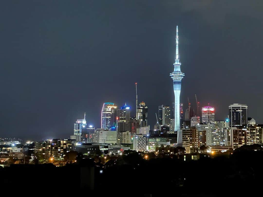 ジェネビーブ・モートンのインスタグラム：「You miss 100% of the shots you don’t take, as the saying goes. One of the highlights of my trip was a night out in Auckland. Auckland is not only a beautiful city by night but much more lively than I had anticipated. A few spur of the moment decisions turned my brief time in Auckland into a mini adventure. When I go back to Auckland, what do you recommend I see or do?」