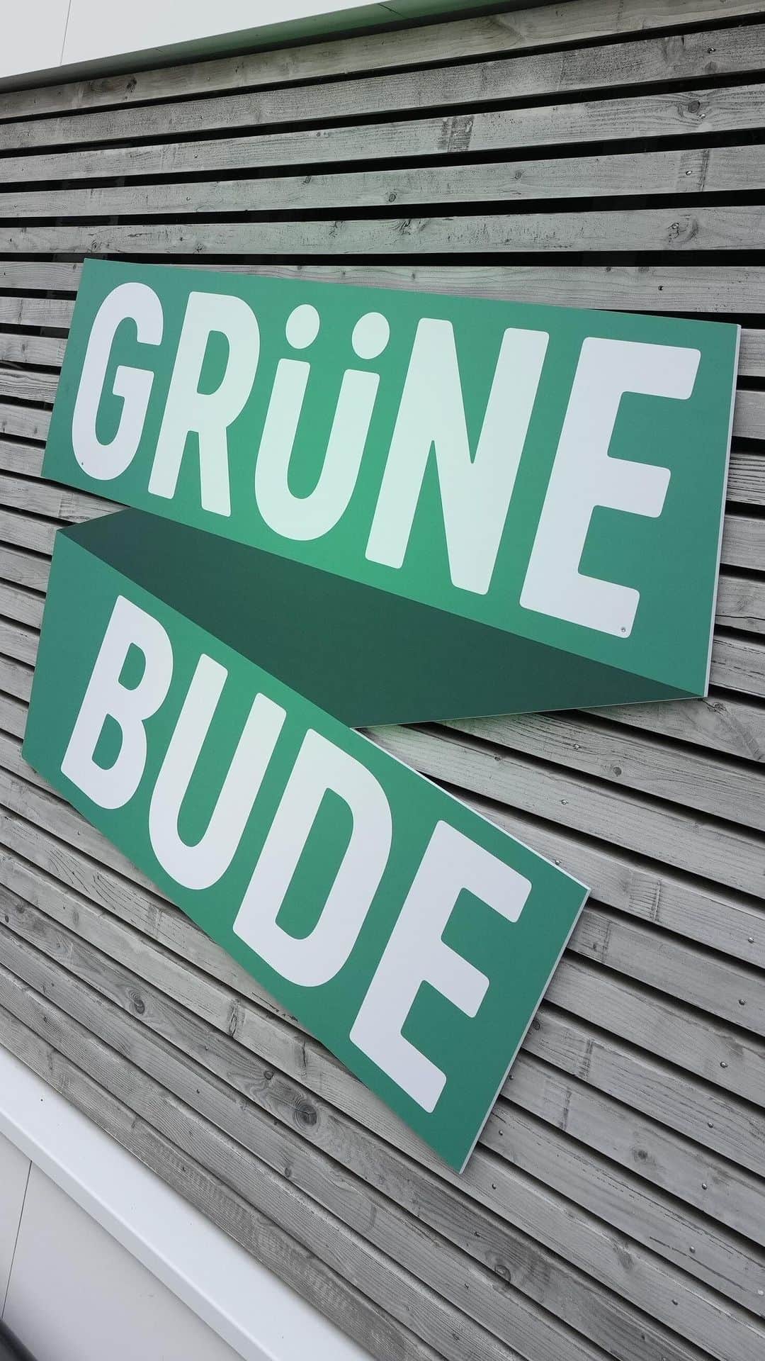 のインスタグラム：「Die @unseregruenebude macht die Pforten auf - Impressionen vom ersten Tag. 👀💚 ___ #werder #bremen #svw #llgw #gruenebude #unseregruenebude」