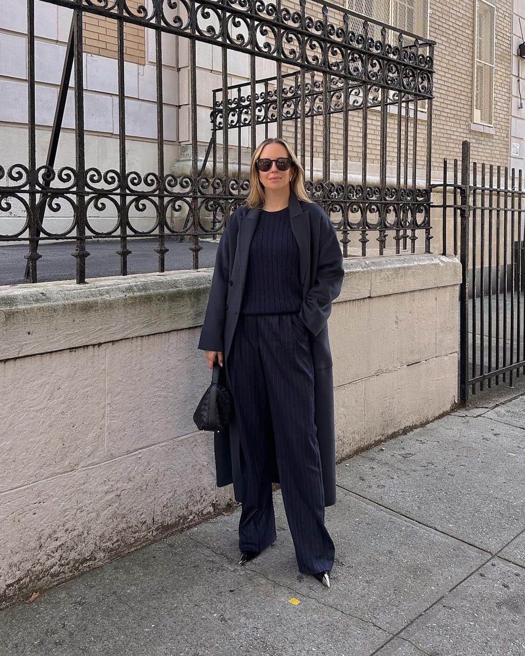 Helena Glazer Hodneのインスタグラム：「{having a navy blue love affair} https://liketk.it/4m7XD」