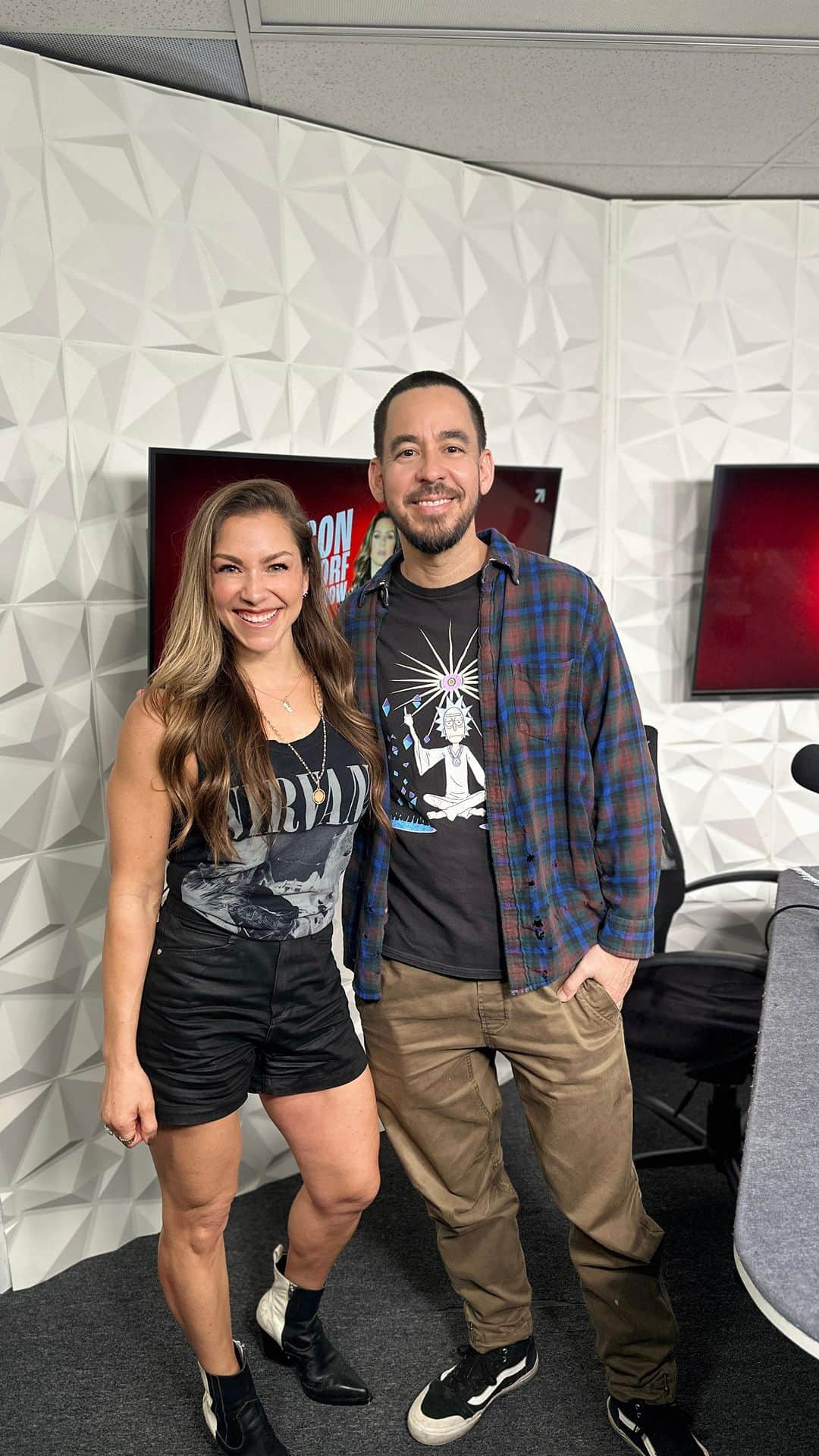 マイク・シノダのインスタグラム：「DEEP CUTS with @m_shinoda on 𝗧𝗛𝗘 𝗔𝗟𝗟𝗜𝗦𝗢𝗡 𝗛𝗔𝗚𝗘𝗡𝗗𝗢𝗥𝗙 𝗦𝗛𝗢𝗪 ⚡️Which answer is your favorite or surprised you the most? Share below 👇🏼 Full Episode Link In Bio ❤️‍🔥  #mikeshinoda #linkinpark #allisonhagendorf #theallisonhagendorfshow #music #newmusic #deepcuts #rock #rockmusic #rockstar」