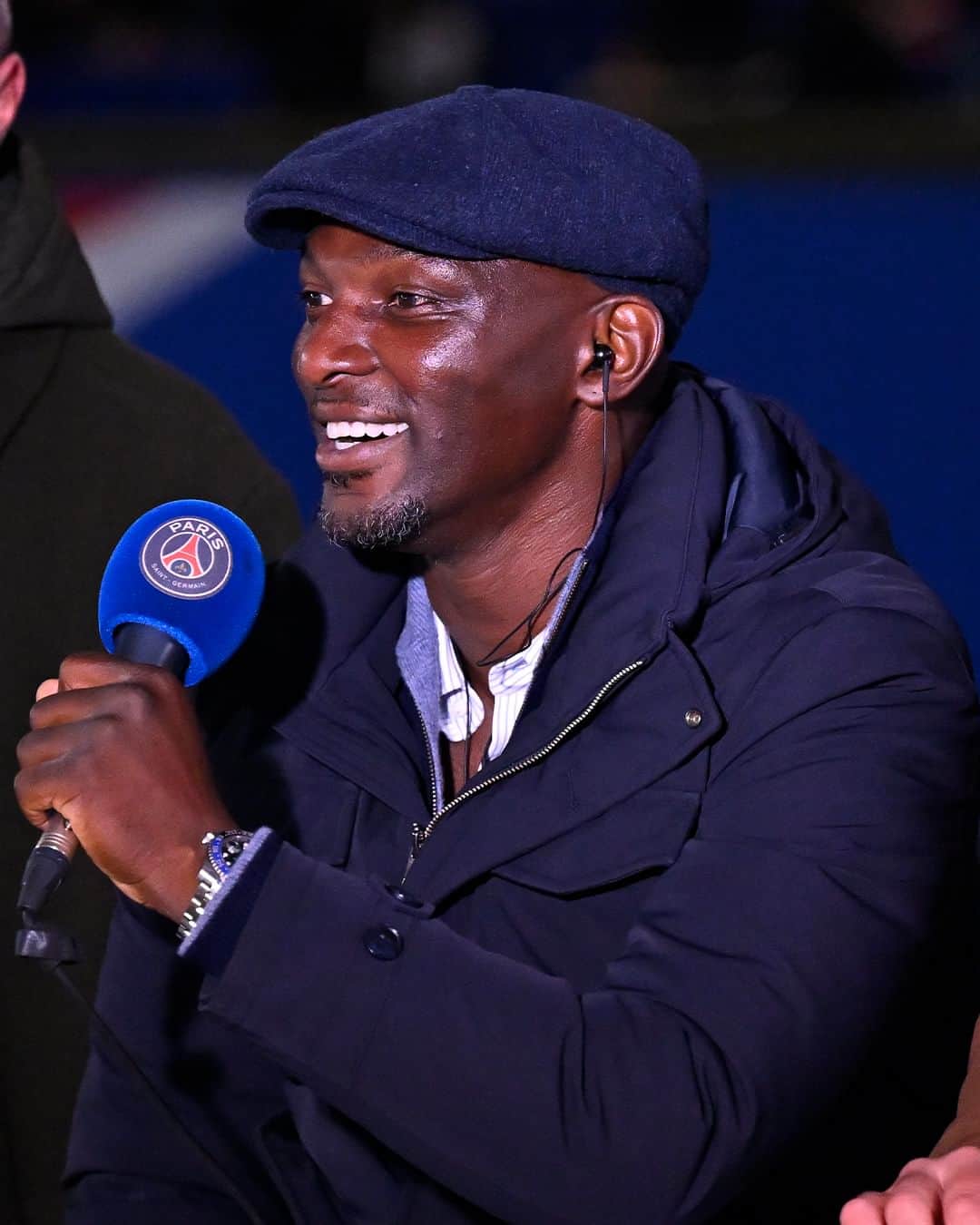 のインスタグラム：「Our former captain and current U-19 coach, 𝗣𝗮𝗽𝘂𝘀 𝗖𝗮𝗺𝗮𝗿𝗮, at the Parc des Princes tonight! ❤️💙 Notre ancien capitaine et actuel entraîneur des U19, 𝗣𝗮𝗽𝘂𝘀 𝗖𝗮𝗺𝗮𝗿𝗮, est au Parc ce soir ! ❤️💙  👋 @z.camara   #PSGMHSC」