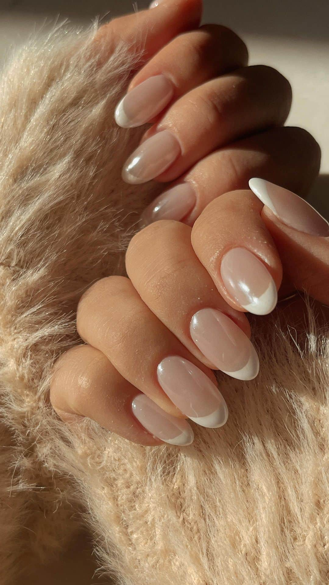 Stephanie Sterjovskiのインスタグラム：「Icy French chrome for the winter months 🧊✨❄️ Got the “Grace cocktail” with a white French tip + a dust of chrome 🤩 It reminds me of the sparkle of a fresh snowfall.   Love that @majestyspleasure uses a non-toxic, cruelty free product for their gel nail extensions 🫶 Gel X soft gel ext. are a great alternative to acrylic/dip powder!  Ready for holiday content creation & parties!💅✨🎄❤️🎁  #frenchchromenails #pinterestnails #majestyspleasure #winternails #holidaynails #chromenails」