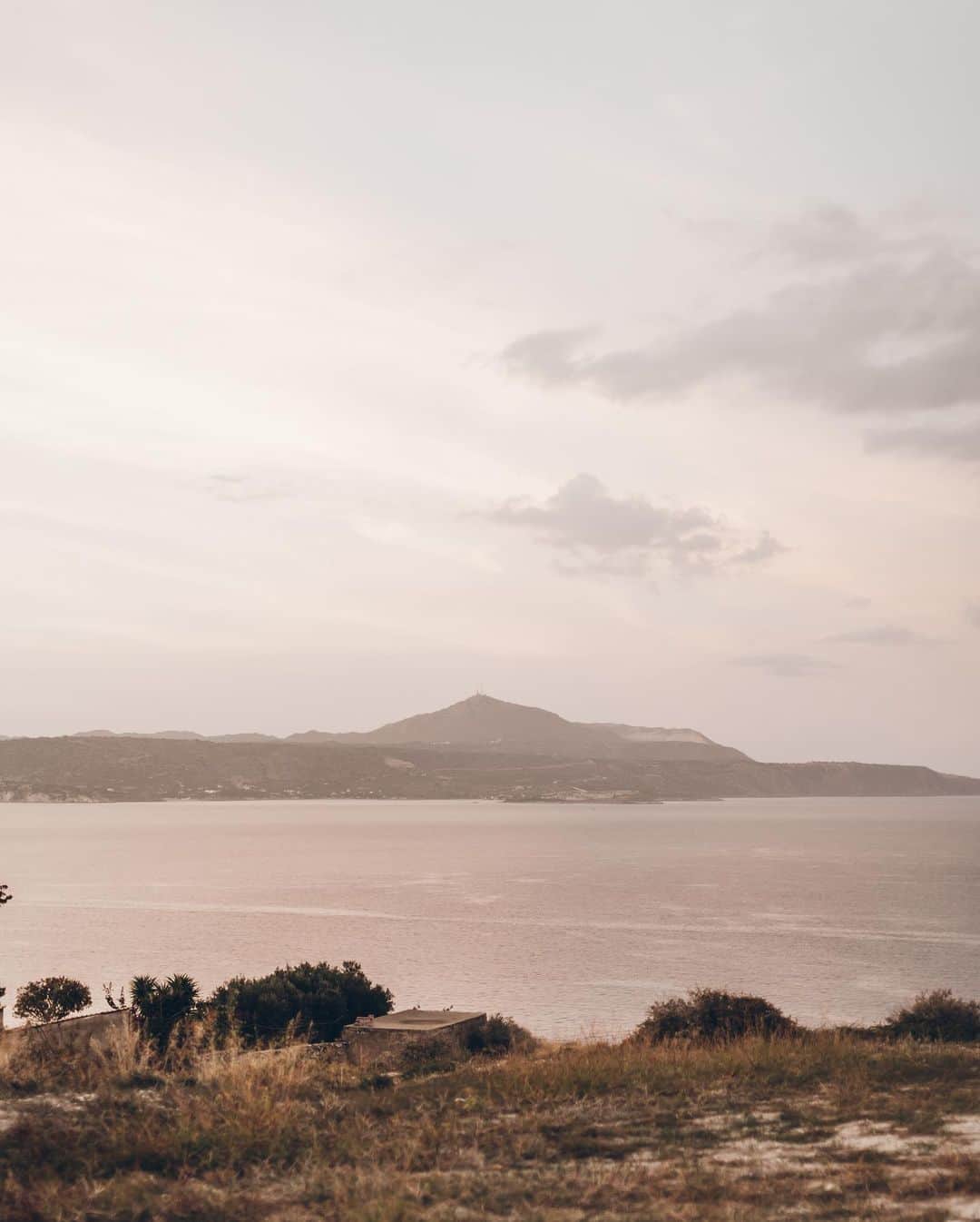 ジャクリーン・ミクタさんのインスタグラム写真 - (ジャクリーン・ミクタInstagram)「Sunsets and chill ♥ Snaps from our little Cretan getaway!」11月4日 4時36分 - mikutas