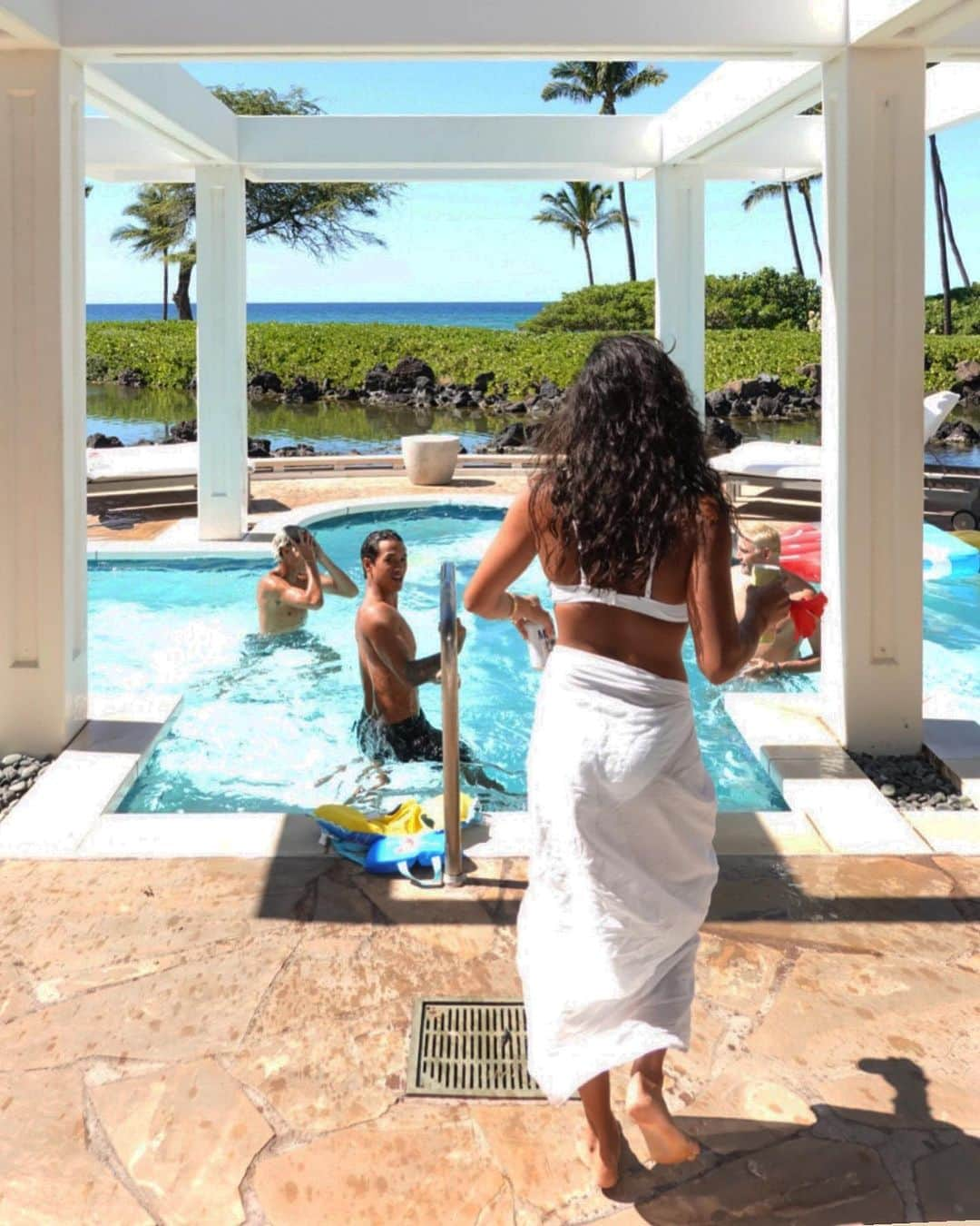 ケリア・モニーツさんのインスタグラム写真 - (ケリア・モニーツInstagram)「The Residences at @maunalaniauberge is the way to vacay in Hawai’i 🌋🤍 Family, Friends, Good food, nothing better」11月4日 4時36分 - keliamoniz