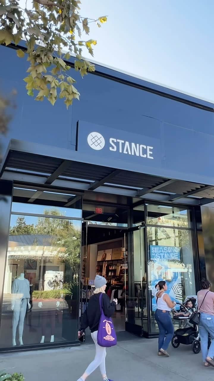 Stanceのインスタグラム：「We’re now open at @victoriagardens!   Get ready for the Season of Stance. 🎁🧦🎄Stock up on our latest drops and styles from toe-to-head in stores and online. 🎅  Who’s stopping by this weekend? 👋   #stancesocks #stitcheddifferent #happyholidays #nowopen #giftgiving #giftideas」