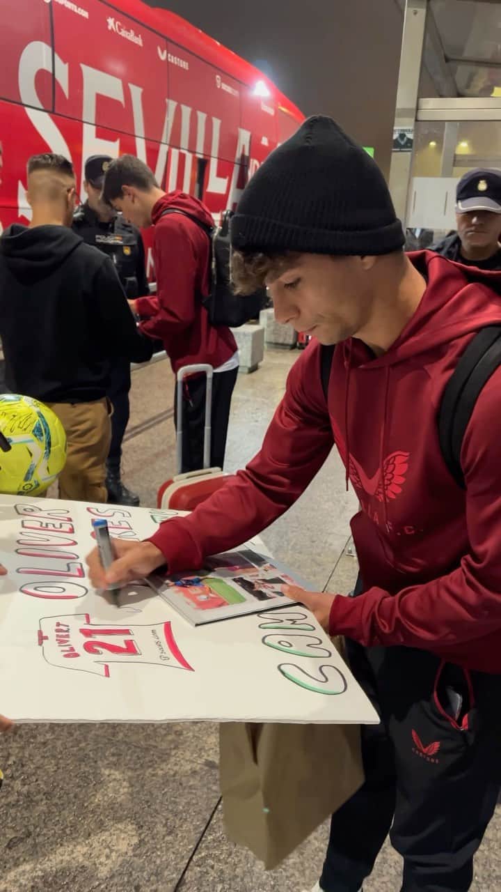 セビージャFCのインスタグラム：「¡Ya estamos en Vigo! ✈️   ¡Vamos, mi 🅢🅔🅥🅘🅛🅛🅐! 🙌  #CeltaSevillaFC #WeareSevilla #NuncaTeRindas」