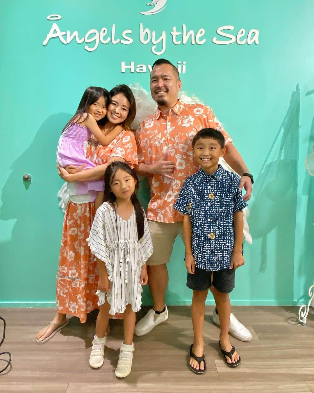 Angels By The Sea Hawaii Waikiki Based Boutiques ?Original clothing designed さんのインスタグラム写真 - (Angels By The Sea Hawaii Waikiki Based Boutiques ?Original clothing designed Instagram)「大人気YouTuber @jino_hawaii さんが久しぶりに撮影に来てくださいました！ 光栄なことに @collectionsofwaikiki @media_etc のChihiroさんもご一緒いただき、 それはそれは楽しい時間に…📸📲 本日の撮影の様子はジーノさんのInstagramリールになりますので 是非フォローして楽しみにお待ちください☺️  YouTuber @jino_hawaii did shooting yesterday. Thank you so much for coming!!  👗👕Mele Collection  📸 @jino_hawaii @mayumi_hawaii @angelsbythesea  📍Waikiki, Honolulu  @angelsbythesea has been Hawaii’s resort fashion brand based in Honolulu, Hawaii, since 2010. Please visit our online store 🌺www.angelsbytheseahawaii.com Owner Designer Nina Thai (Miss Waikiki) @nina_bythesea (日本語勉強中📚🙇🏻‍♀️) Please feel free to tag your pic for a chance to be featured!  ハワイのリゾートファッション、 エンジェルズバイザシー はミスワイキキである Nina Thai によって作られたハワイオリジナルファッションブランドです🌴日本語ウェブサイトはこちら www.angelsbytheseahawaii.jp  ハワイやリゾートファッションが好きな人は是非私達のアカウントをフォローして下さい🙌また私達の商品をポストする際にタグ付けしていただいたら私達からリポストされるチャンスがあります  #angelsbytheseahawaii #angelsbythesea #resortwear #hawaii #waikiki #supporthawaii #sheratonwaikiki #bandeau #palmleaves #hawaiibeaches  #ハワイ #ワイキキ #カイルア #ラニカイビーチ #シンプルコーデ #ハワイ好きな人と繋がりたい #エンジェルズバイザシーハワイ #エンジェルズバイザシー #リゾートファッション #ハワイに恋して #ハワイ限定 #シェラトンワイキキ #ワイキキビーチ」11月4日 4時46分 - angelsbythesea