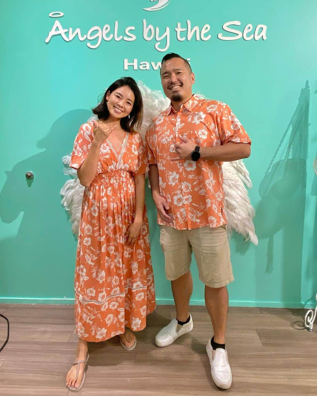 Angels By The Sea Hawaii Waikiki Based Boutiques ?Original clothing designed のインスタグラム：「大人気YouTuber @jino_hawaii さんが久しぶりに撮影に来てくださいました！ 光栄なことに @collectionsofwaikiki @media_etc のChihiroさんもご一緒いただき、 それはそれは楽しい時間に…📸📲 本日の撮影の様子はジーノさんのInstagramリールになりますので 是非フォローして楽しみにお待ちください☺️  YouTuber @jino_hawaii did shooting yesterday. Thank you so much for coming!!  👗👕Mele Collection  📸 @jino_hawaii @mayumi_hawaii @angelsbythesea  📍Waikiki, Honolulu  @angelsbythesea has been Hawaii’s resort fashion brand based in Honolulu, Hawaii, since 2010. Please visit our online store 🌺www.angelsbytheseahawaii.com Owner Designer Nina Thai (Miss Waikiki) @nina_bythesea (日本語勉強中📚🙇🏻‍♀️) Please feel free to tag your pic for a chance to be featured!  ハワイのリゾートファッション、 エンジェルズバイザシー はミスワイキキである Nina Thai によって作られたハワイオリジナルファッションブランドです🌴日本語ウェブサイトはこちら www.angelsbytheseahawaii.jp  ハワイやリゾートファッションが好きな人は是非私達のアカウントをフォローして下さい🙌また私達の商品をポストする際にタグ付けしていただいたら私達からリポストされるチャンスがあります  #angelsbytheseahawaii #angelsbythesea #resortwear #hawaii #waikiki #supporthawaii #sheratonwaikiki #bandeau #palmleaves #hawaiibeaches  #ハワイ #ワイキキ #カイルア #ラニカイビーチ #シンプルコーデ #ハワイ好きな人と繋がりたい #エンジェルズバイザシーハワイ #エンジェルズバイザシー #リゾートファッション #ハワイに恋して #ハワイ限定 #シェラトンワイキキ #ワイキキビーチ」