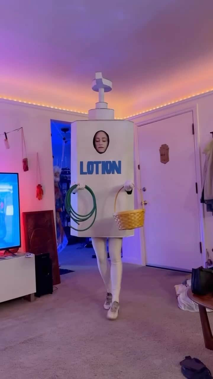 タマラ・ジョーンズのインスタグラム：「Best Halloween costume..🤣🤣🤣🤣🤣🤣🤣」