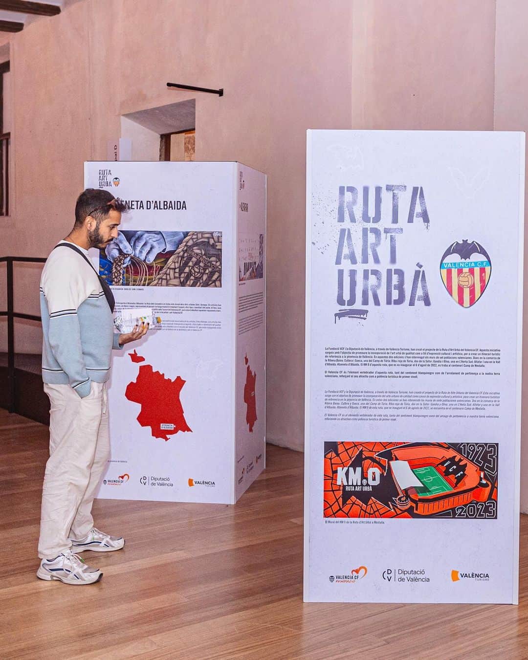バレンシアCFのインスタグラム：「🧑‍🎨 Exposición de la Ruta de Arte Urbano VCF  🖼️ Los siete murales y balones, camisetas y figuras de Pitiminis intervenidas por los artistas  📌 En el @cccc_centredelcarme, hasta el 7 de enero de 2024  Fundació VCF | @diputaciodevalencia   #ADNVCF」