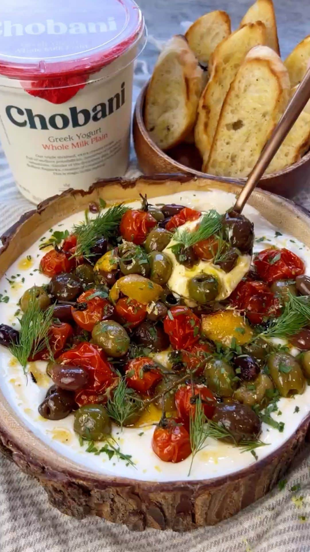 Chobaniのインスタグラム：「Let’s make @Chobani Greek Yogurt Feta Dip with Roasted Olives and Tomatoes for Thanksgiving. This dip is Mediterranean inspired and perfect for sharing with family and friends.   🍅 Ingredients 🍅  Roasted Olives and Tomatoes • 7 oz Greek marinated olives, drained • 1 cup cherry or grape tomatoes  • 2 crushed garlic cloves • 1/4 cup extra-virgin olive oil  • 3 thyme sprigs  • Lemon peels + lemon zest, for garnish • Fresh-ground black pepper  • Chopped parsley, for garnish • Dill, for garnish   Garlic Rubbed Crostini • 1 demi baguette  • 1 tbsp extra-virgin olive oil  • 1 garlic clove, for rubbing  • 1 tsp salt • Fresh-ground black pepper, to taste   Greek Yogurt Feta Dip • 1 cup @chobani Greek Whole Milk Yogurt  • 5 oz feta cheese  • 4 oz cream cheese  • 1 crushed garlic clove • 1/4 tsp kosher salt  • Lemon zest, to taste  • 2 tsp extra-virgin olive oil  • Fresh-ground black pepper, to taste  • Garlic Rubbed Crostini, for serving    🥖 Directions 🥖 1. Preheat oven to 425ºF. 2. In an oven-safe pan or skillet, add olives, tomatoes, garlic, olive oil, black pepper, lemon peels, and thyme; roast for about 30 minutes, or until tomatoes are blistered. Remove from heat and let cool slightly, reserving the oils and juices. 3. To make crostini: Slice your baguette, season with olive oil, salt, and black pepper. Toast on a pan on both sides until charred, then rub the bread with a garlic clove.   4. Make the dip: Blend Greek Yogurt, feta cheese, cream cheese, lemon zest, black pepper, garlic, salt, and olive oil until smooth, being sure to scrape all the sides.  5.Spoon olives and tomatoes over dip, along with all the juices and olive oil from the pan.  6. Finish with fresh parsley, dill, and lemon zest. 7.Serve with garlic rubbed crostini and enjoy! Happy and Blessed Thanksgiving!   #dips #mediterraneanfood #greekyogurt #thanksgivingappetizers」