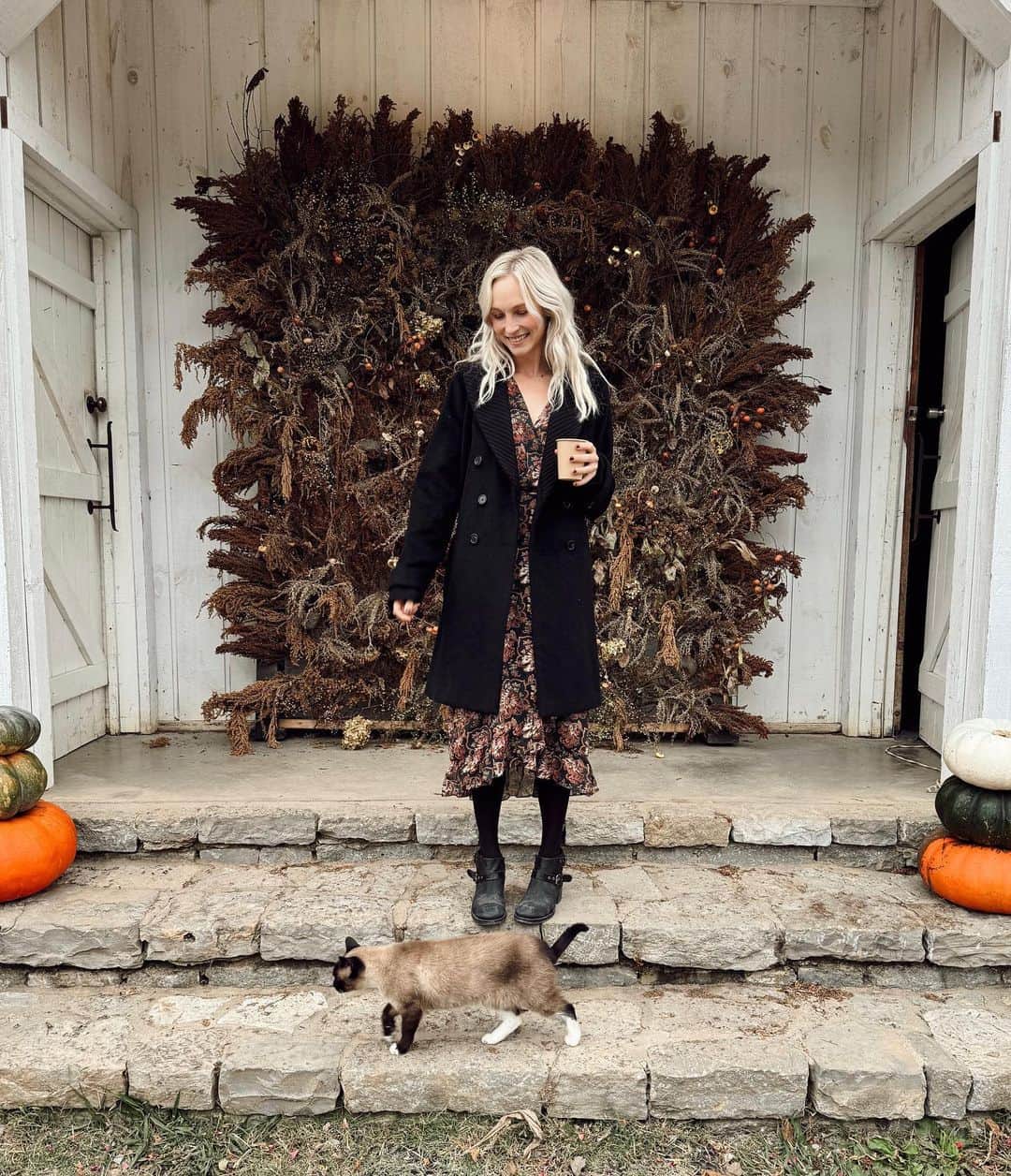 キャンディス・アッコラのインスタグラム：「T.G.I.F (thank god it’s fall) ☕️ 🌙」