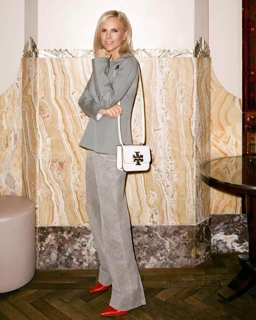 のインスタグラム：「A few of my favorite things for #Fall2023: tonal neutrals, the Pierced Slingback, our optic white Eleanor bag, and the Lee Radziwill mini bag in cracked gold. xTory #ToryBurchHoliday23 #ToryBurch」
