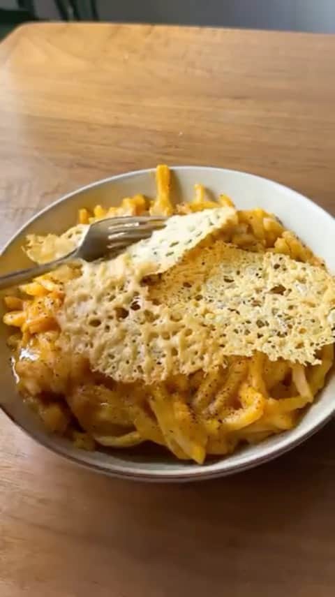 OXOのインスタグラム：「Celebrate the flavors of fall with this delicious (and gluten-free) celeriac pasta and butternut squash sauce. Our Tabletop Spiralizer makes it easy to create nutritious vegetable noodles at home for any of your plant-based pasta dishes. Shop now on OXO.com! 🥕🥦🥒  📷 by @pierceabernathy」