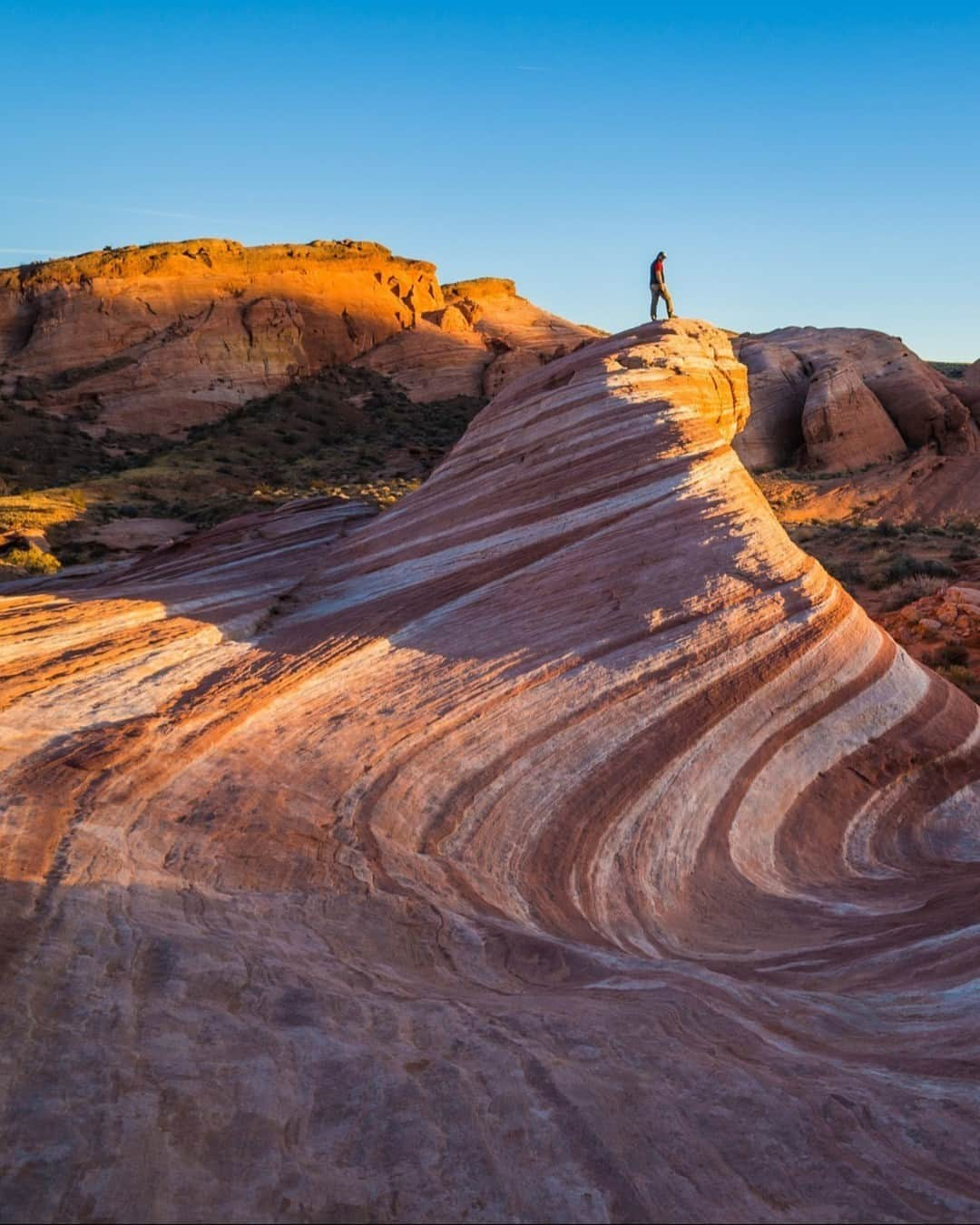 AIR CANADAのインスタグラム：「With views this 🔥 you might visit more than once! Welcome to Valley of Fire State Park, Nevada’s not-so-little secret. #LasVegas @visittheusa . . Avec un tel panorama aux couleurs de 🔥, vous serez sûrement tentés de visiter cet endroit plus d’une fois! Bienvenue au Valley of Fire State Park, ce parc du Nevada dont l’éblouissante beauté n’est plus un secret. #LasVegas」